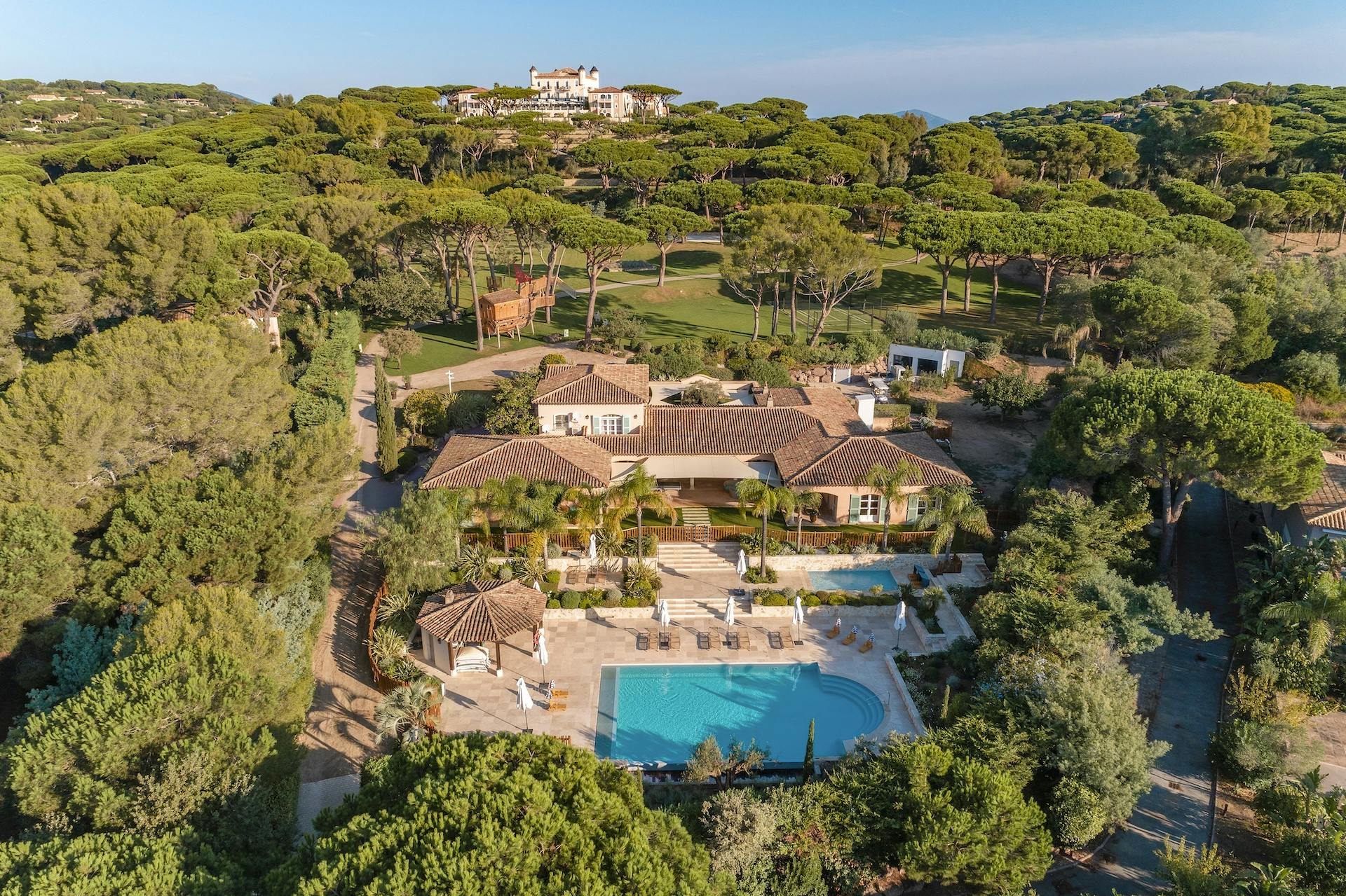 Vue drone de la villa du kids club, Ã  l'hÃ´tel de luxe, Airelles Saint-Tropez, ChÃ¢teau de La MessardiÃ¨re 