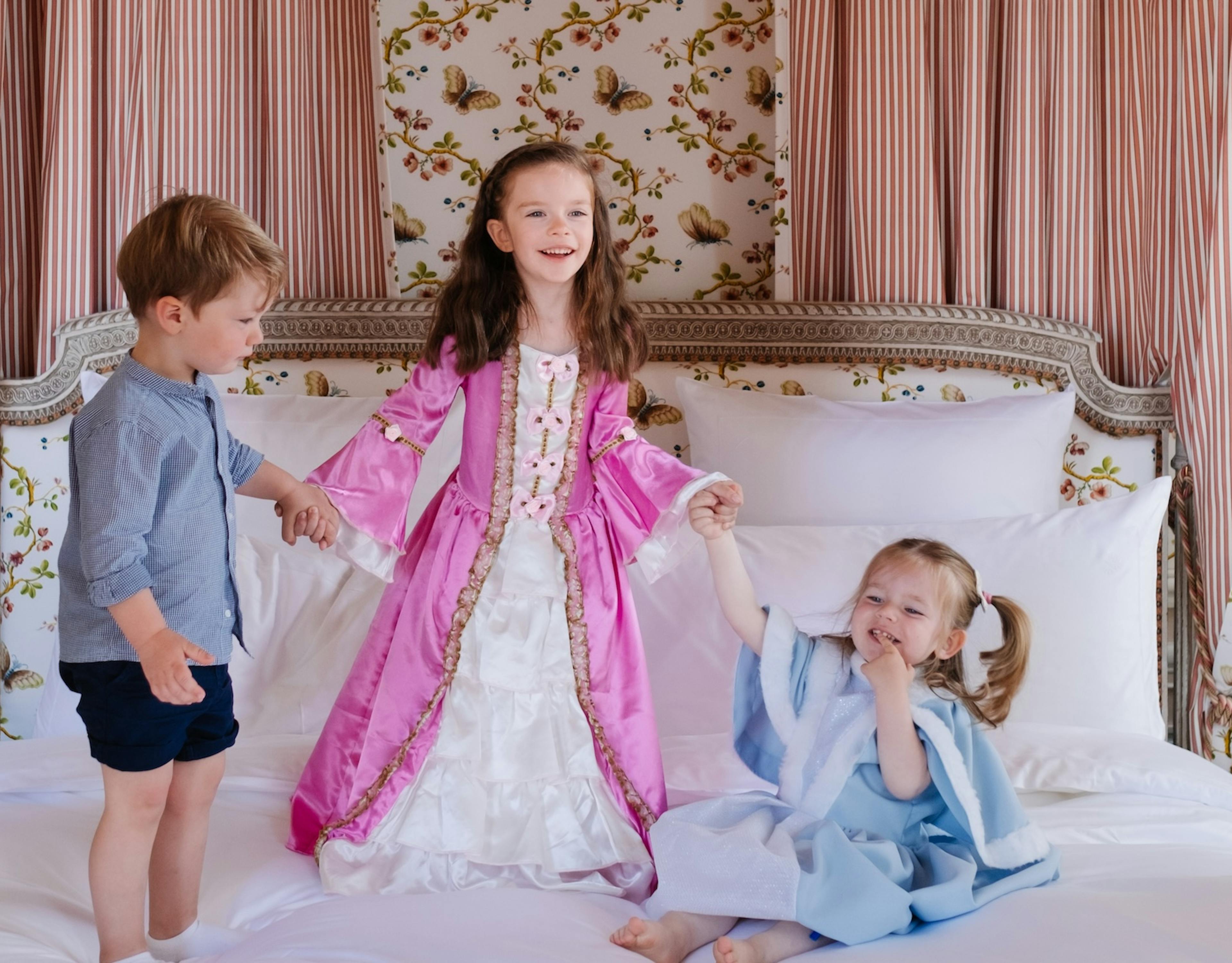 Enfants dans la Suite Necker à l'hotel de luxe Le Grand Contrôle, Airelles Château de Versailles