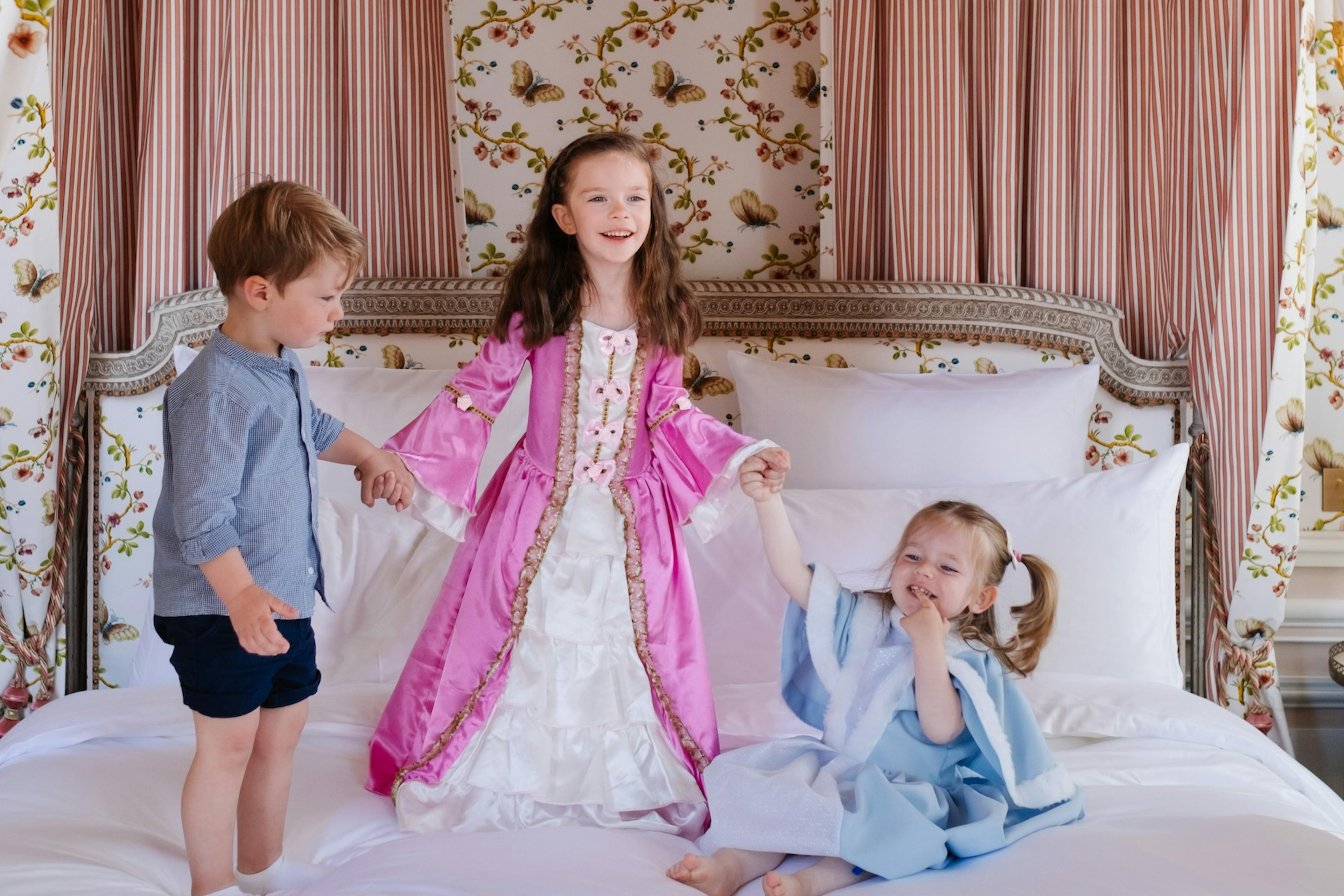 Enfants dans la Suite Necker à l'hotel de luxe Le Grand Contrôle, Airelles Château de Versailles