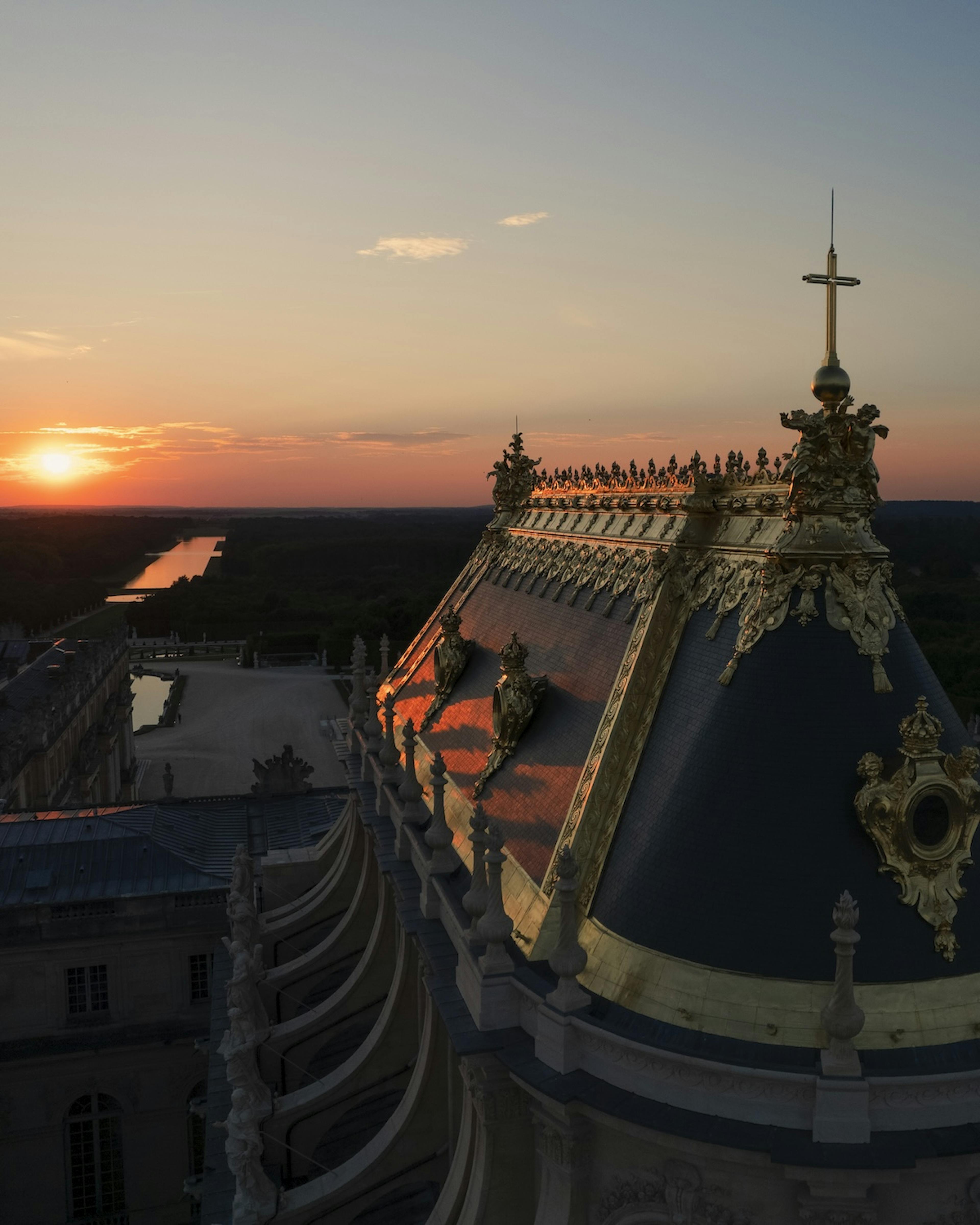 Vue drône sur le Château de Versailles, Airelles Le Grand Contrôle hôtel de luxe
