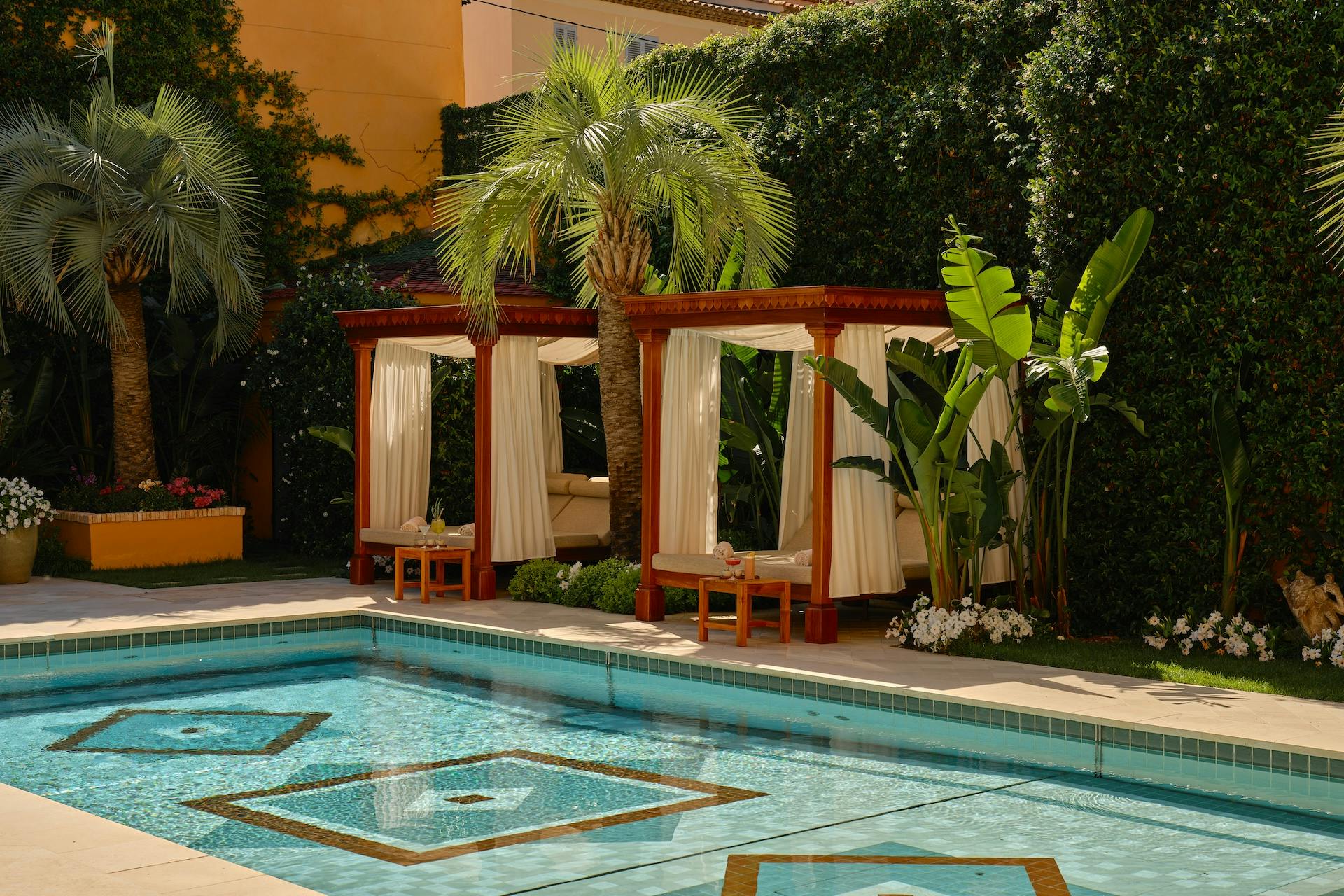 Piscine extérieure et lits balinaits, hôtel de luxe Pan Deï Palais, Airelles Saint-Tropez