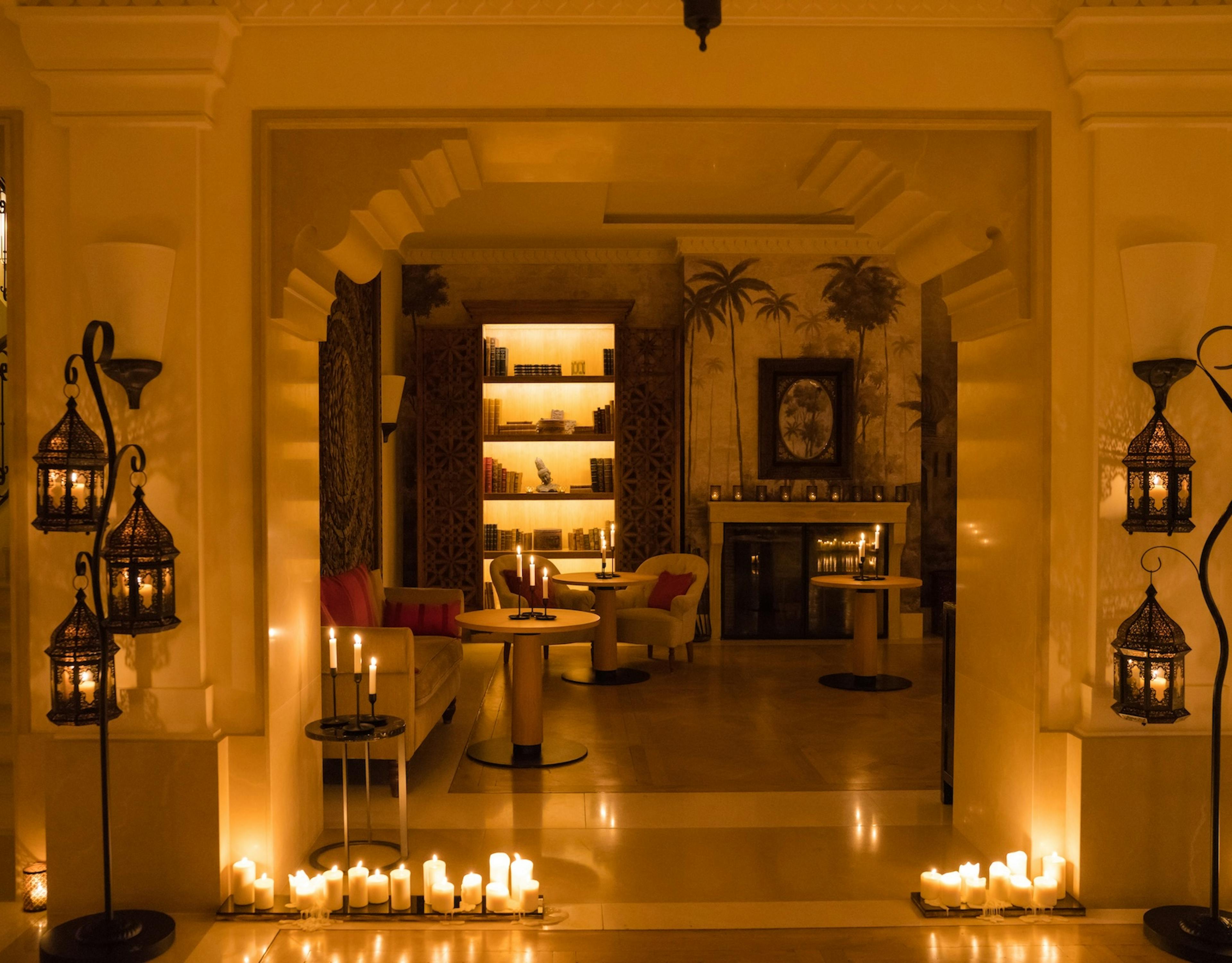 Soirée à la bougie, intérieur hotel de luxe Pan Deï Palais, Airelles Saint-Tropez