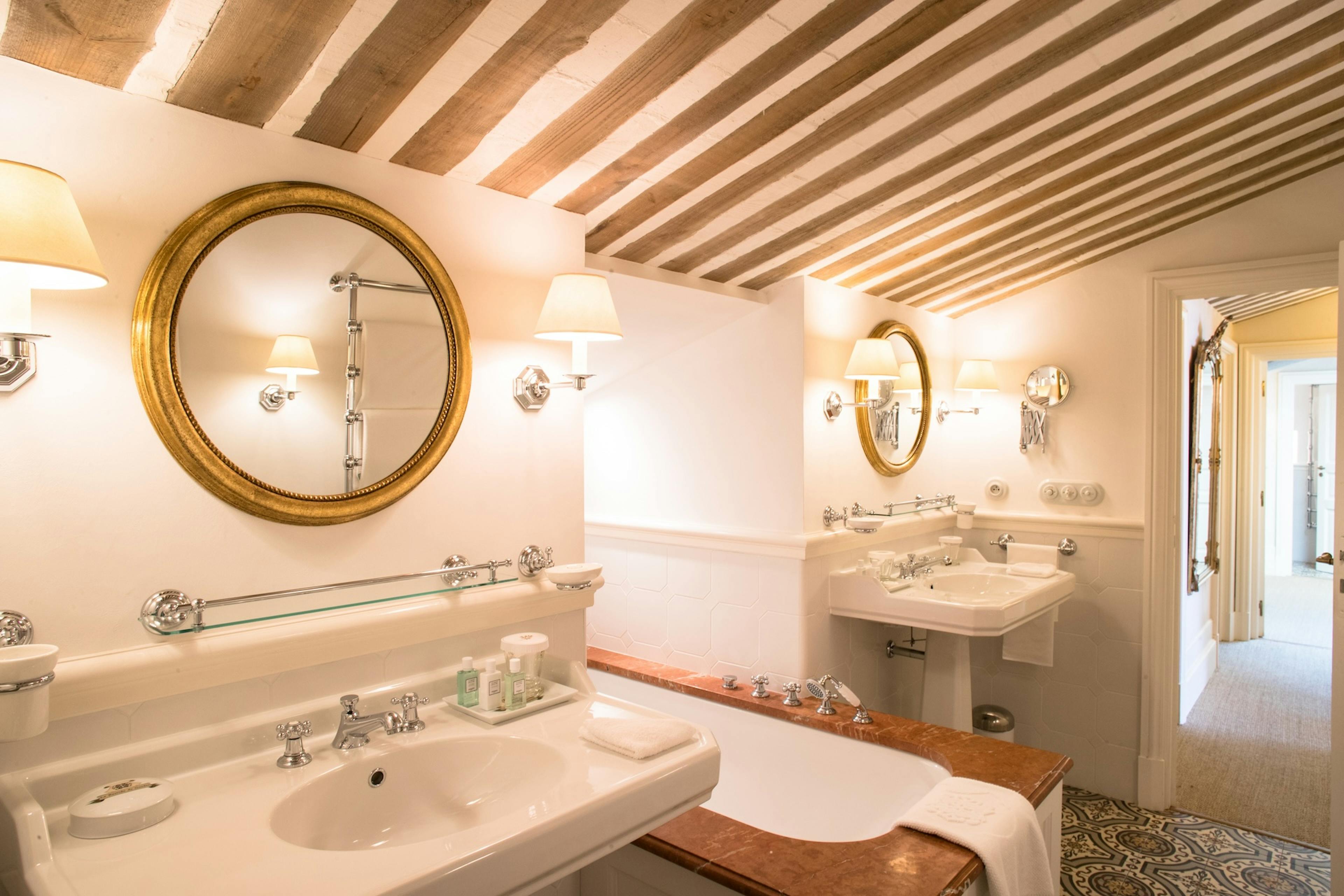 Salle de bain Suite Duc De Soubise hotel de luxe Airelles Gordes La Bastide 