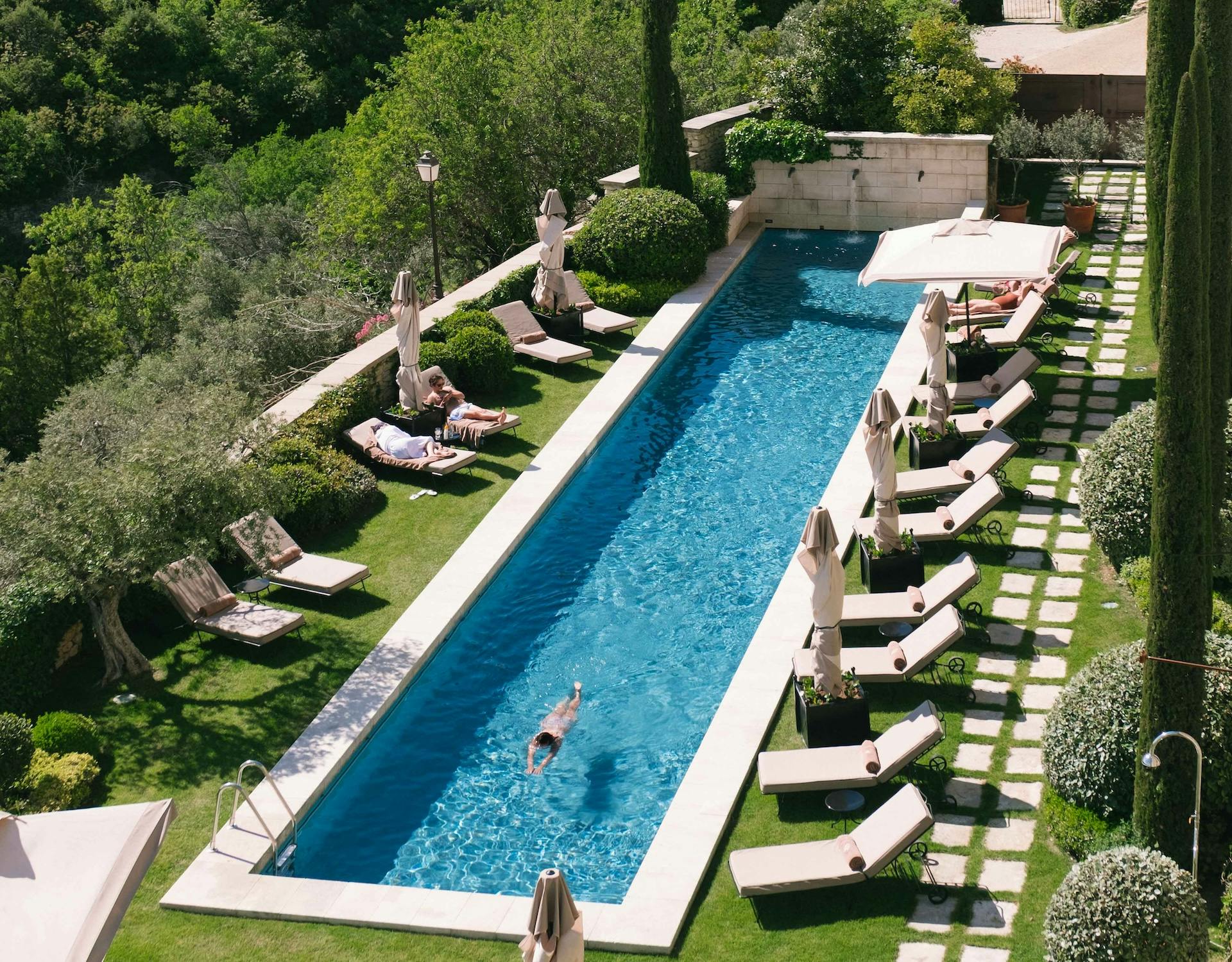 Piscine extérieure, hôtel de luxe La Bastide, Airelles Gordes