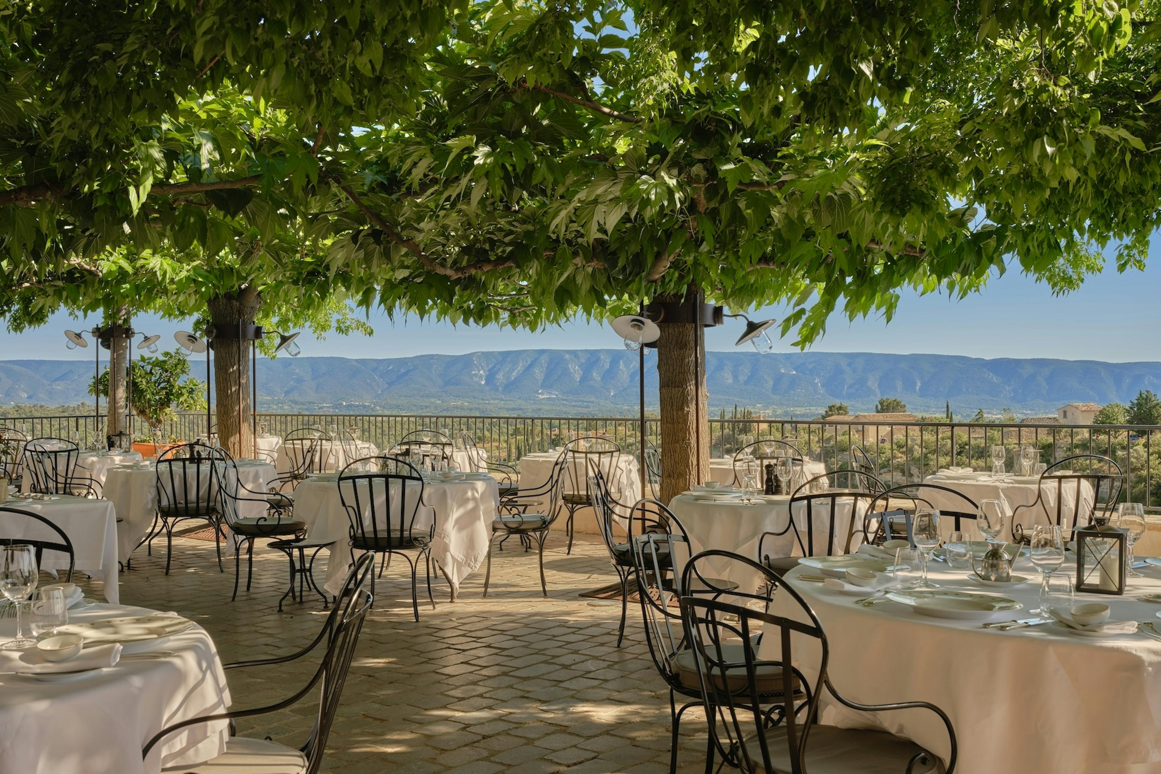 Terrasse avec vue vallée du Luberon L'Orangerie restaurant provençal à Gordes, Airelles