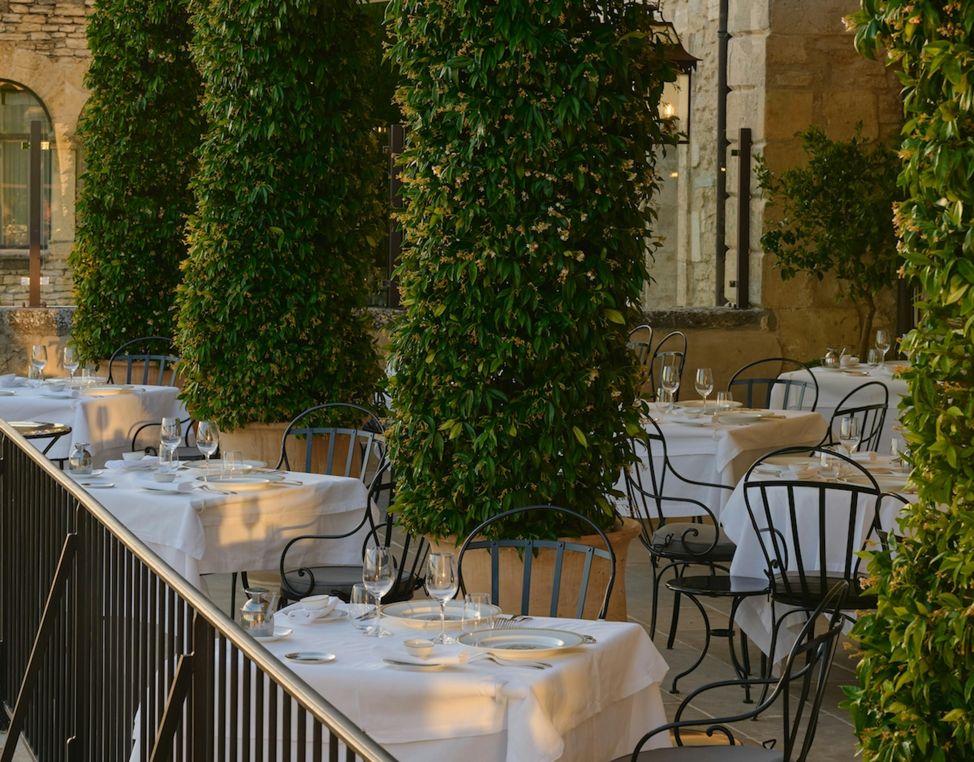 Terrasse L'Orangerie restaurant provençal à Gordes, Airelles