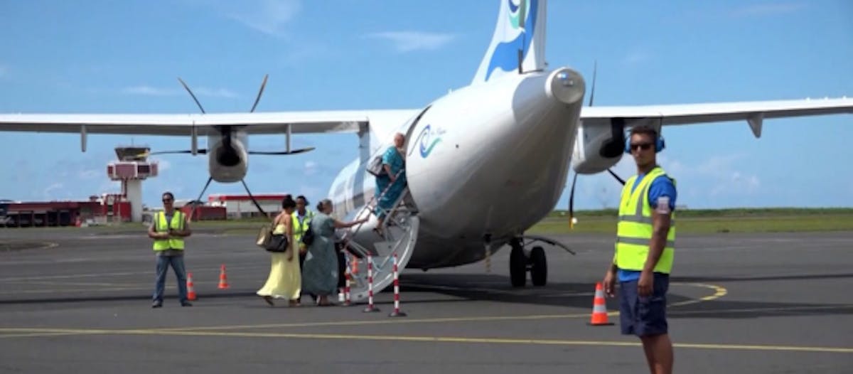 ATR 72-600 de Air Moana avec l'équipe au sol en plein embarquement de passager