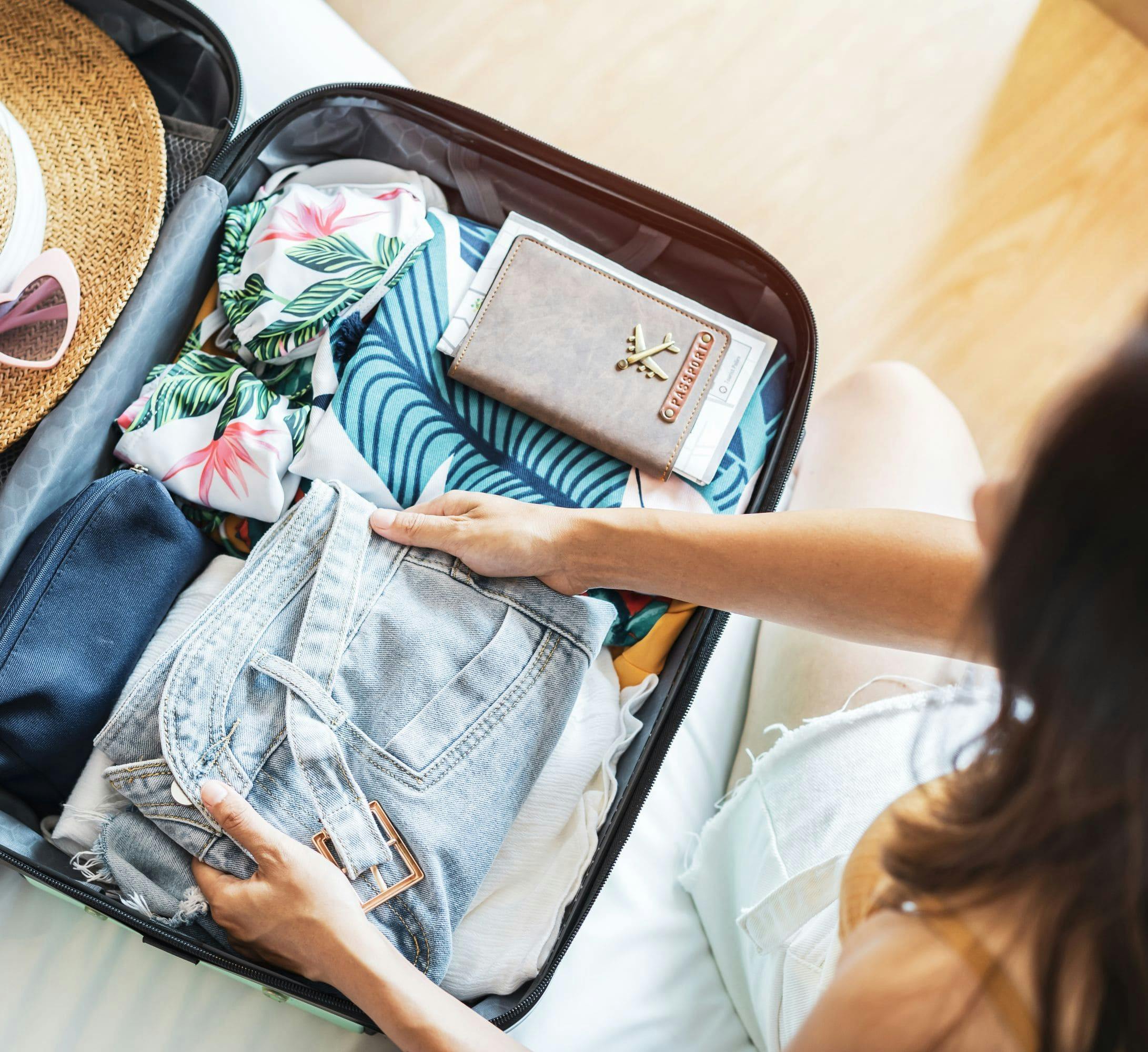 Vue à haut angle d'une femme assise sur une table
