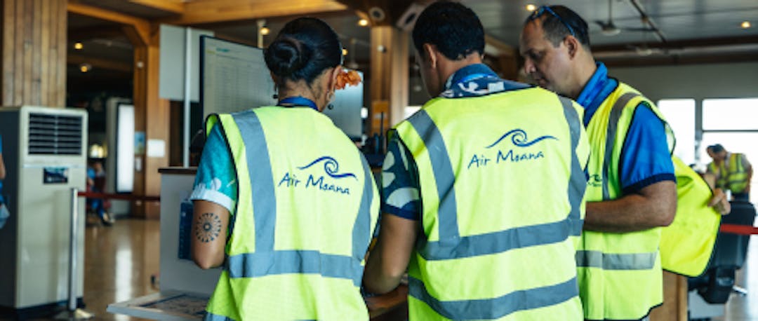 Photo d'un groupe d'employés d'Air moana discutant entre eux 