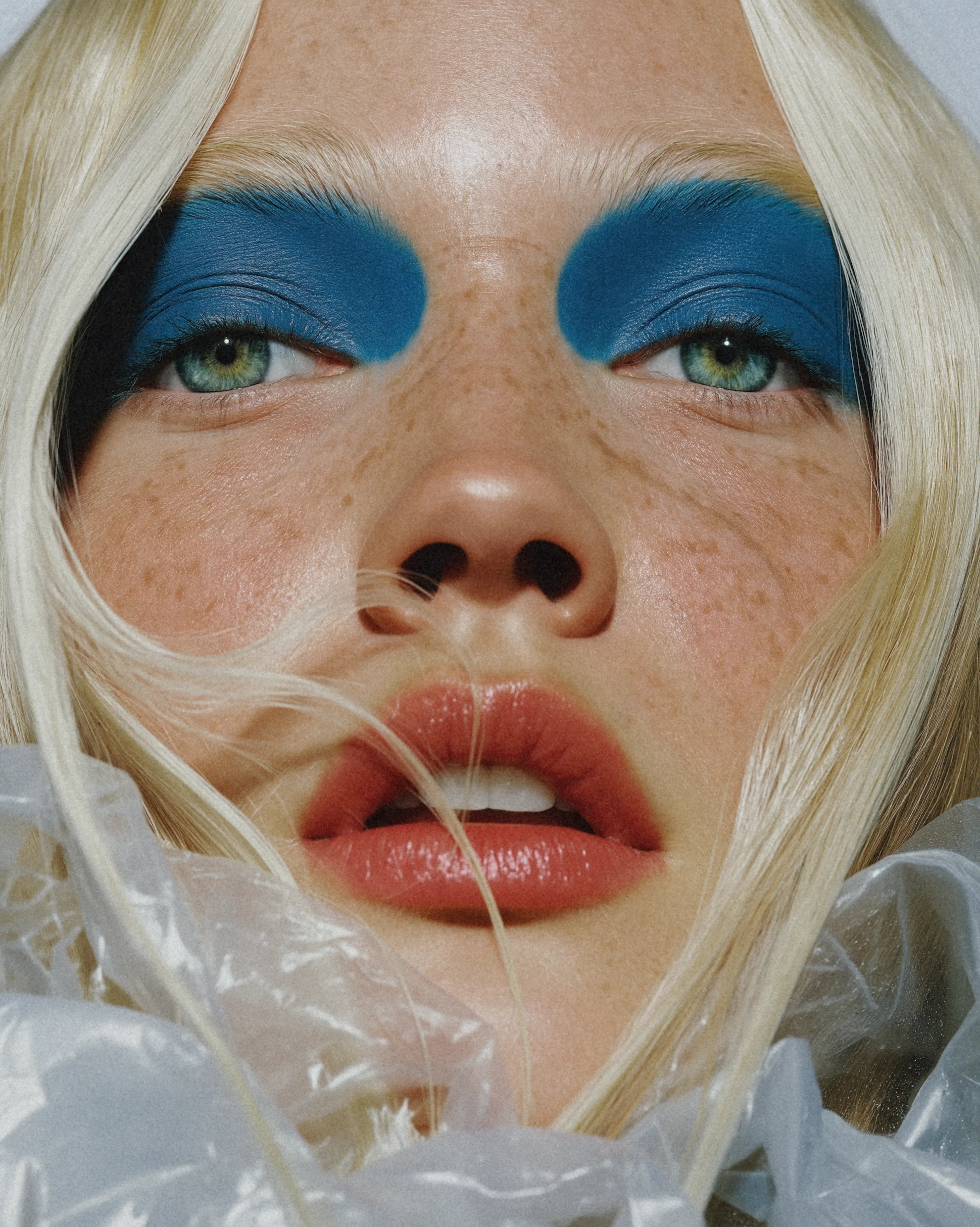 femme makeup bleu
