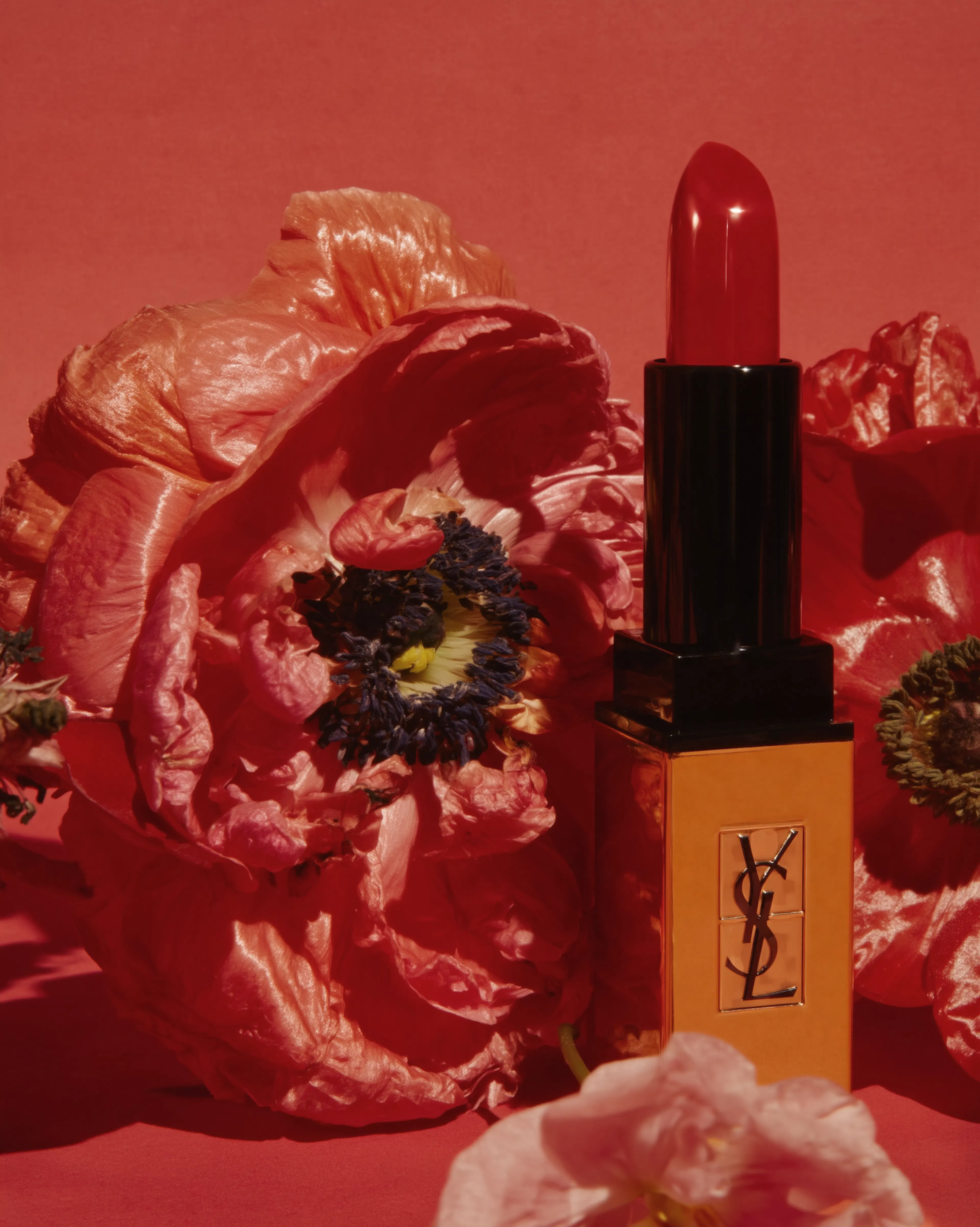 packshot rouge à lèvres YSL avec fleurs derrière