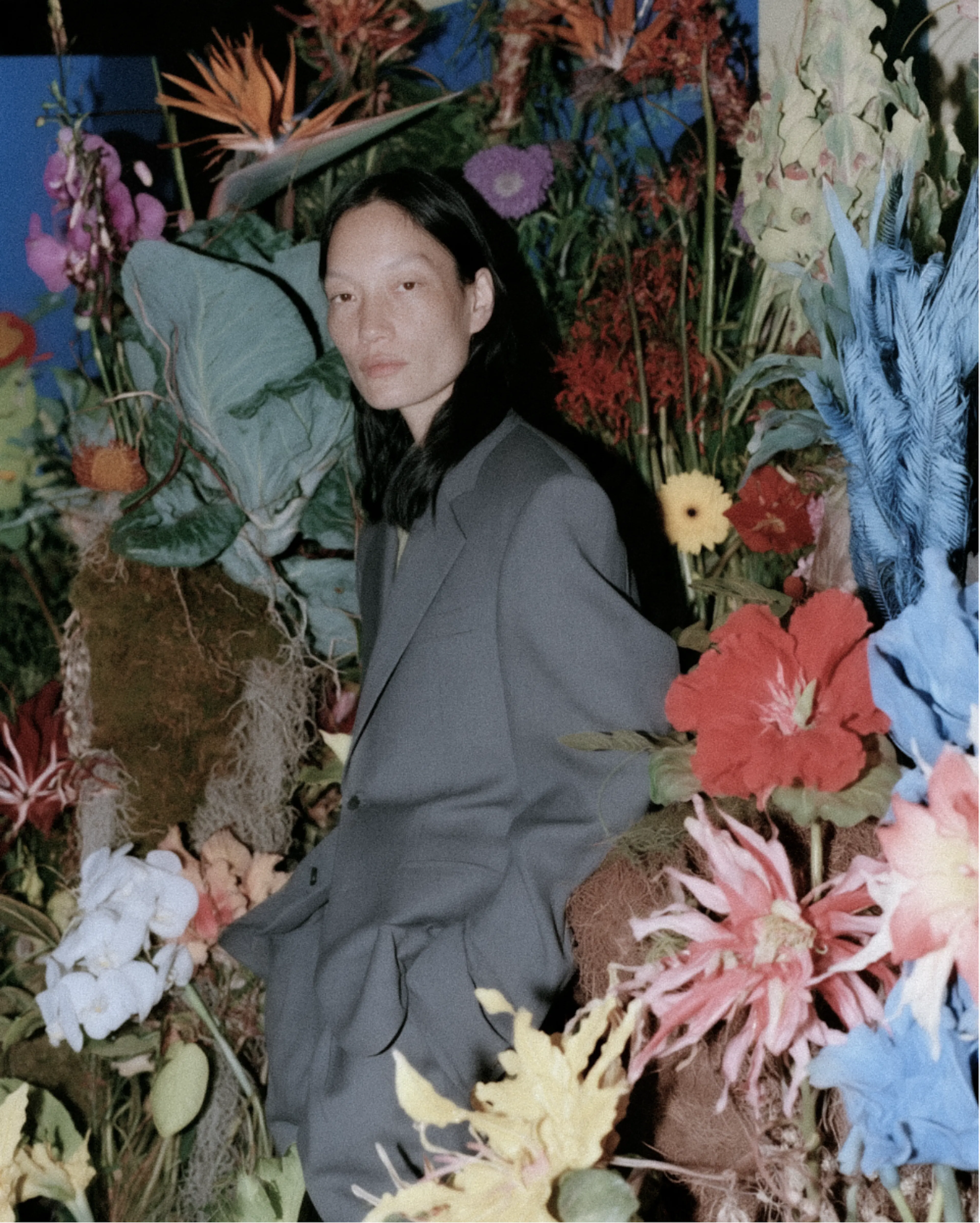femme entourée de fleurs