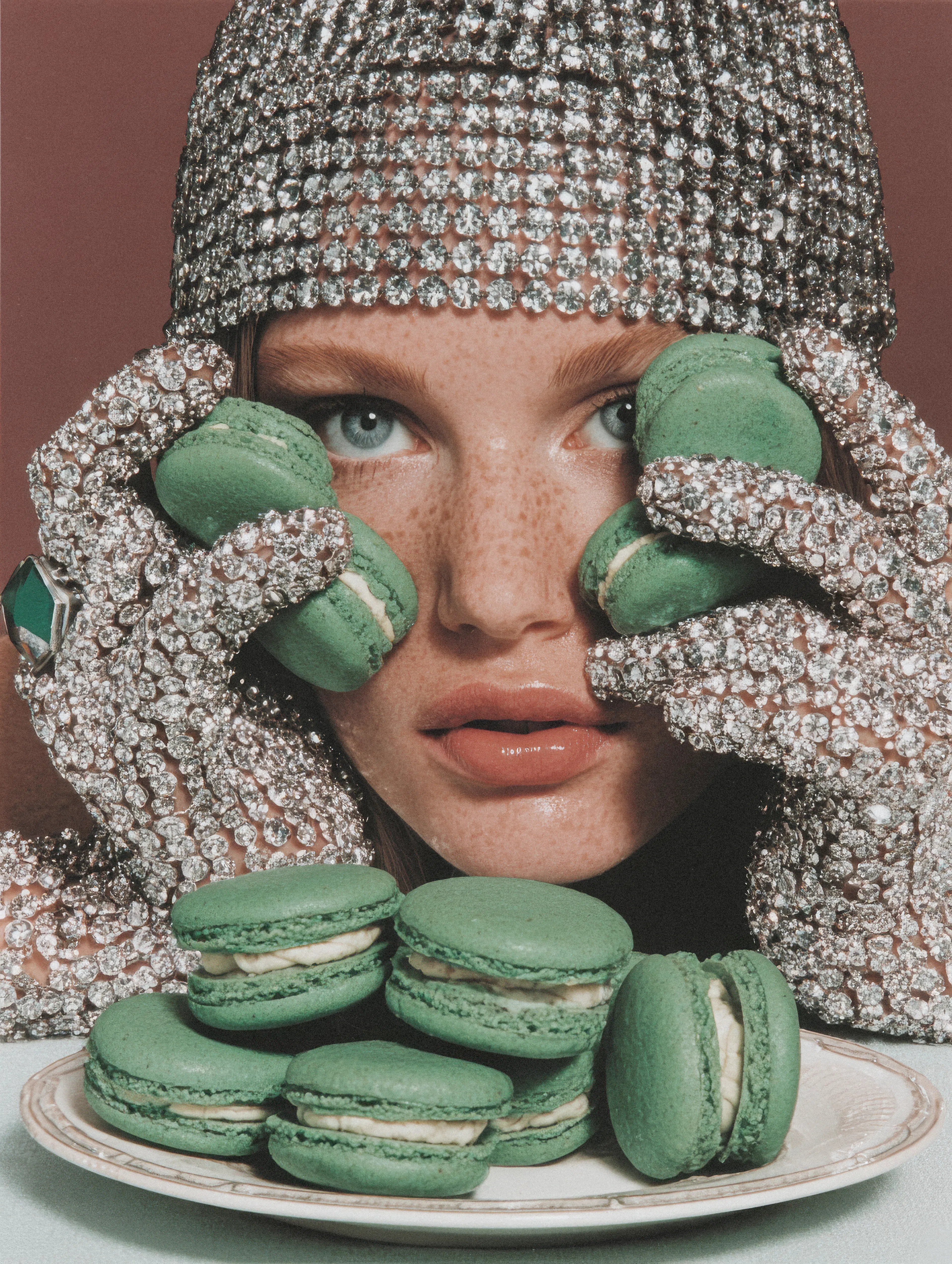 femme avec strass et macarons