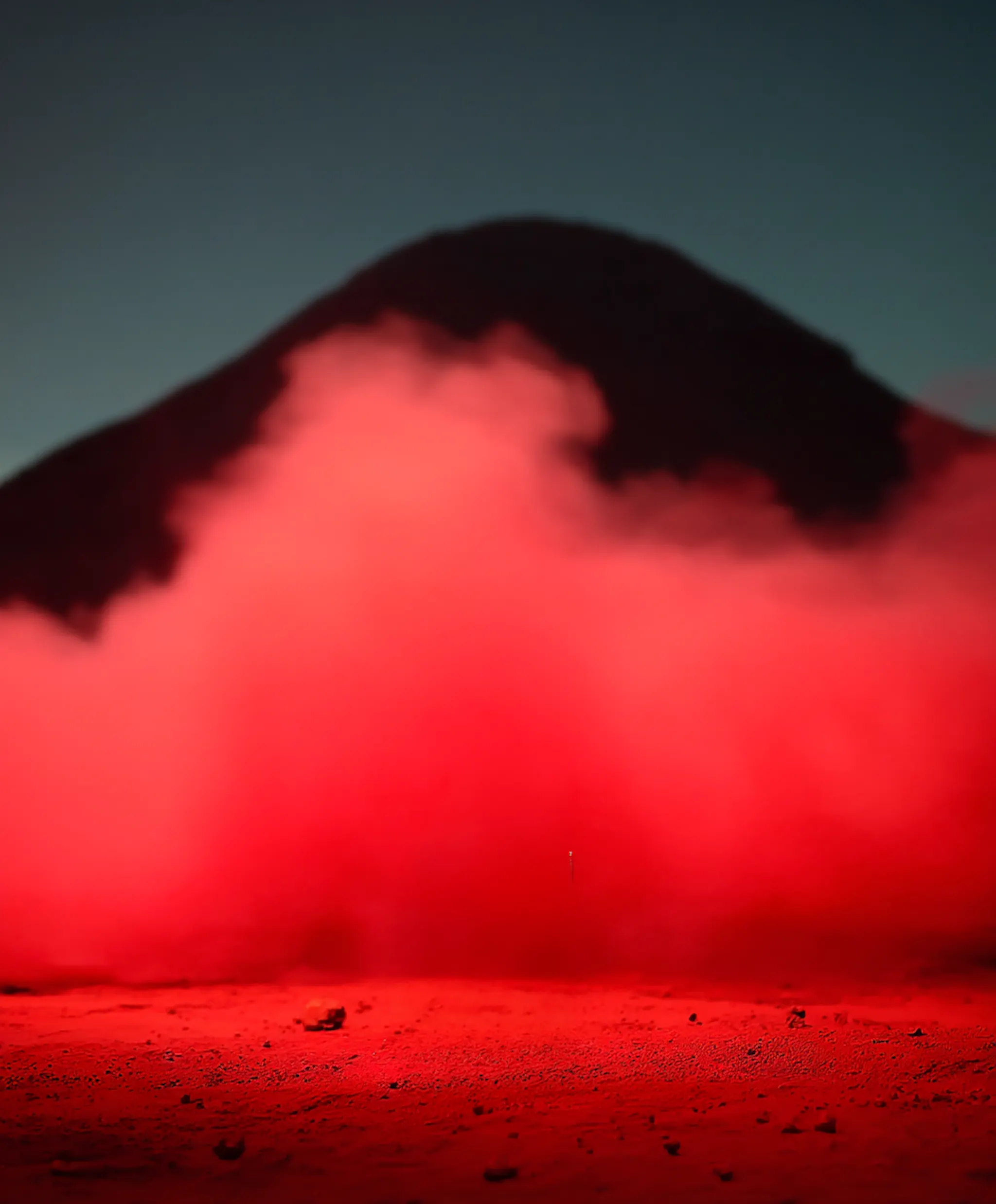 lumière et fumée rouge et volcan derrière