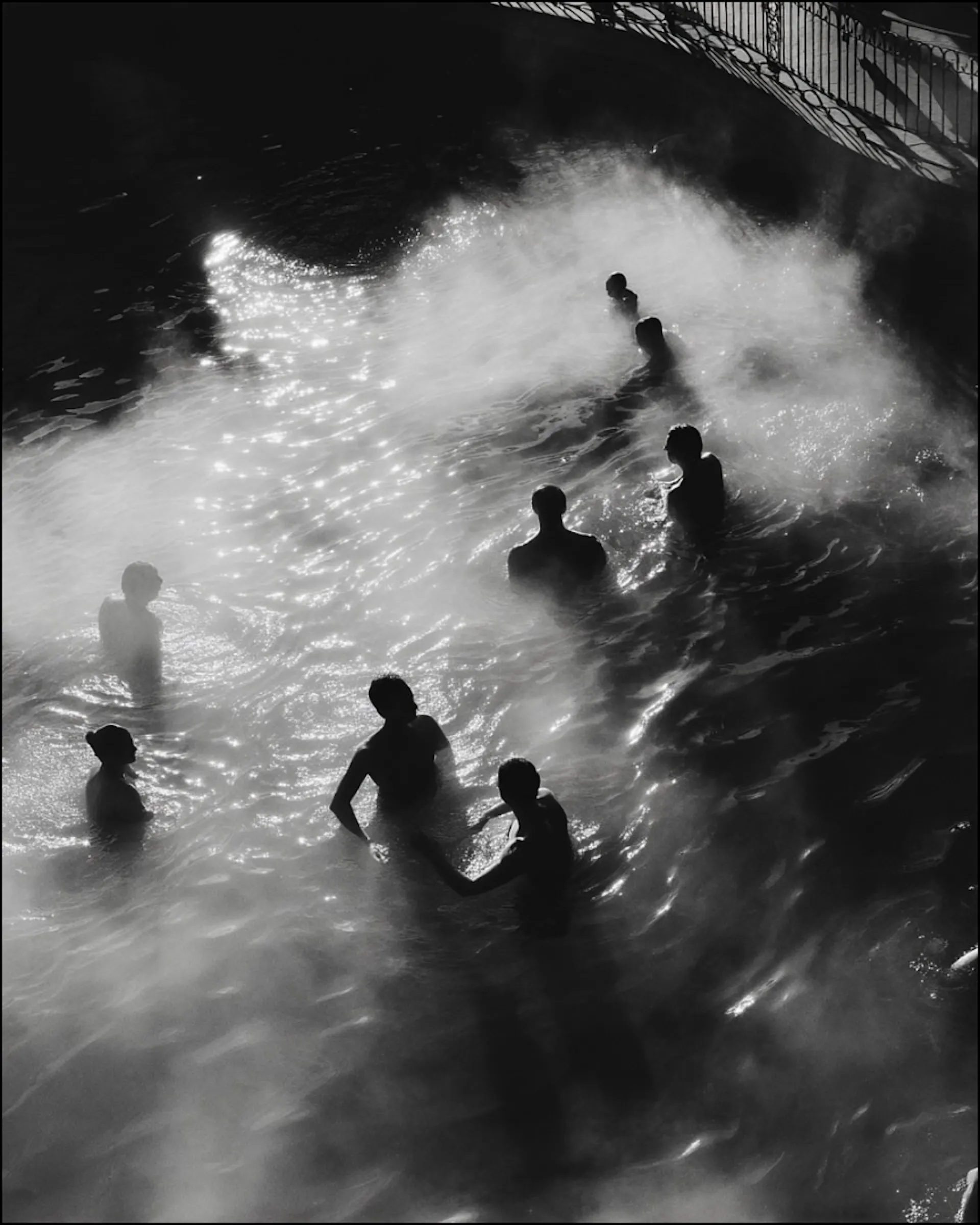 silhouettes dans eau en n&b