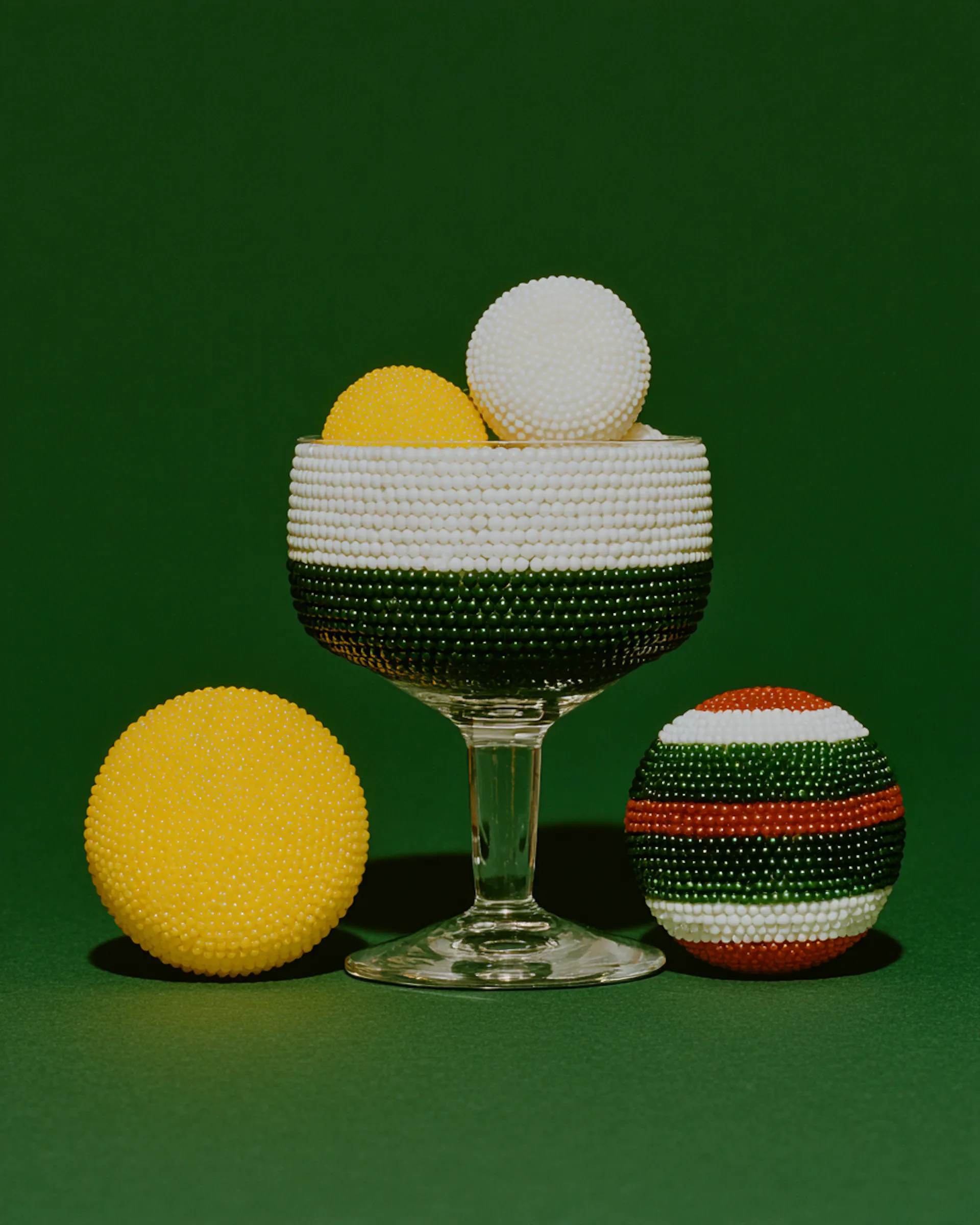 coupelle avec boules colorées sur fond vert