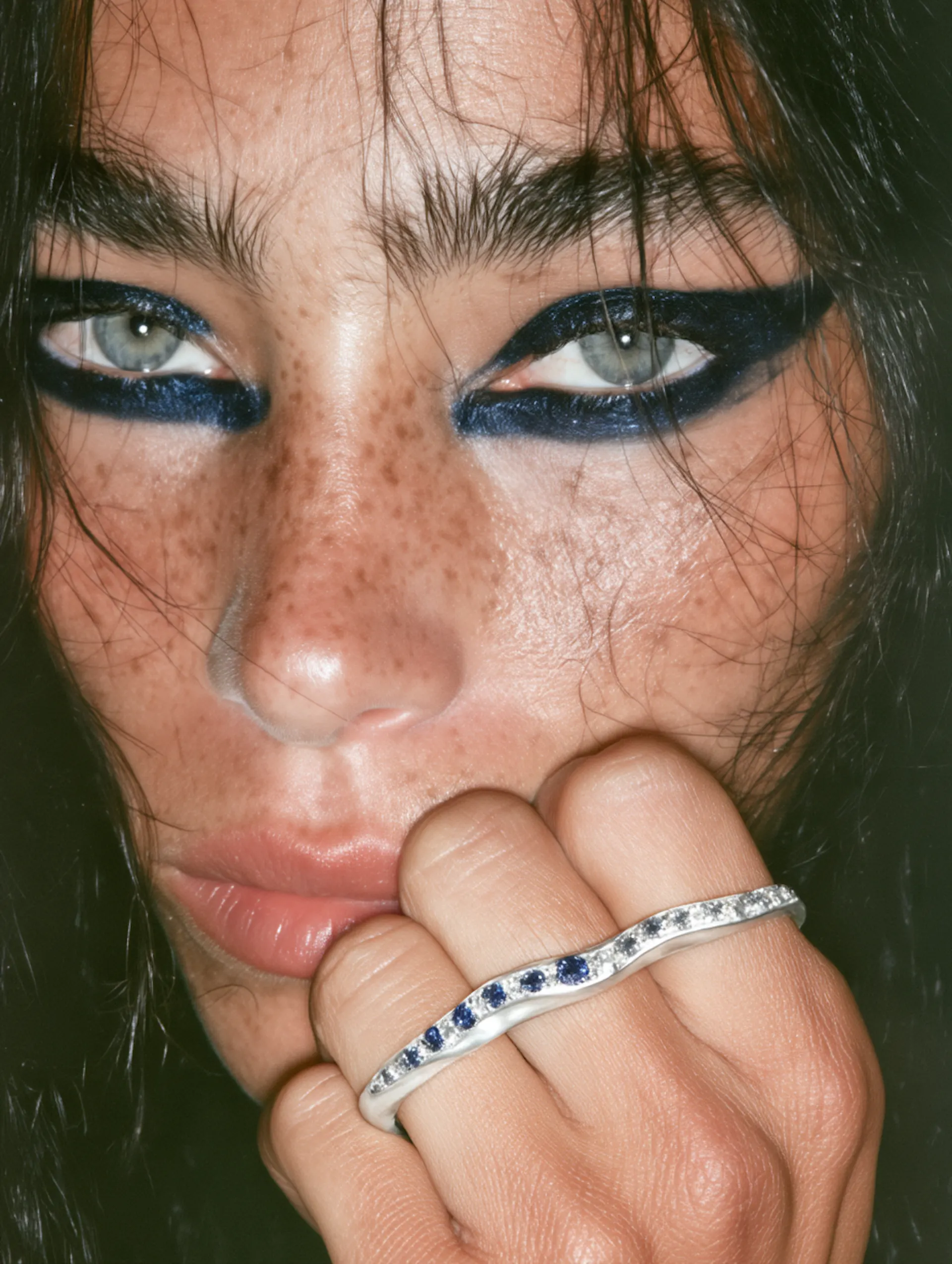 femme avec maquillage charbonneux