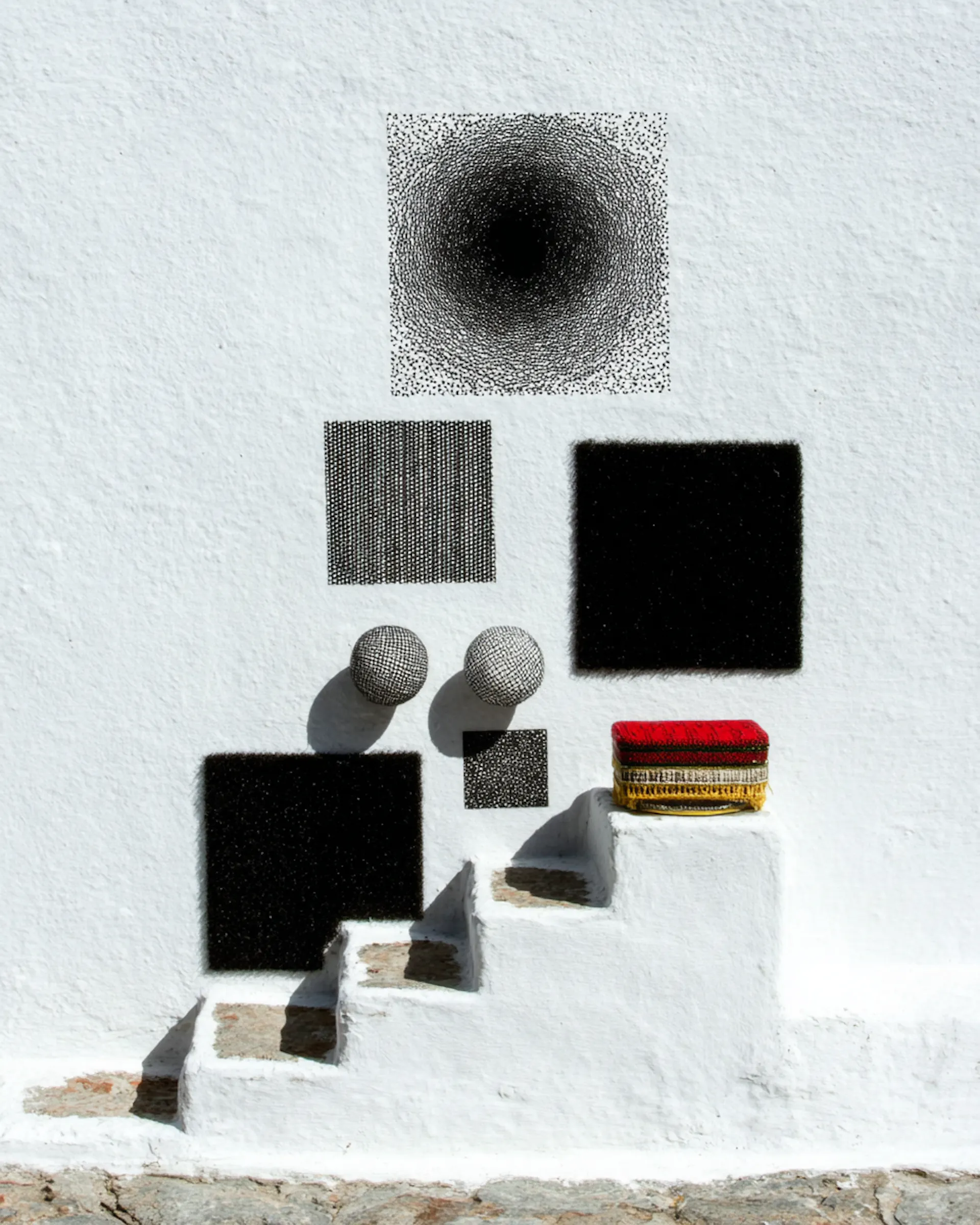 ensemble de pierre sur marches et mur blanc