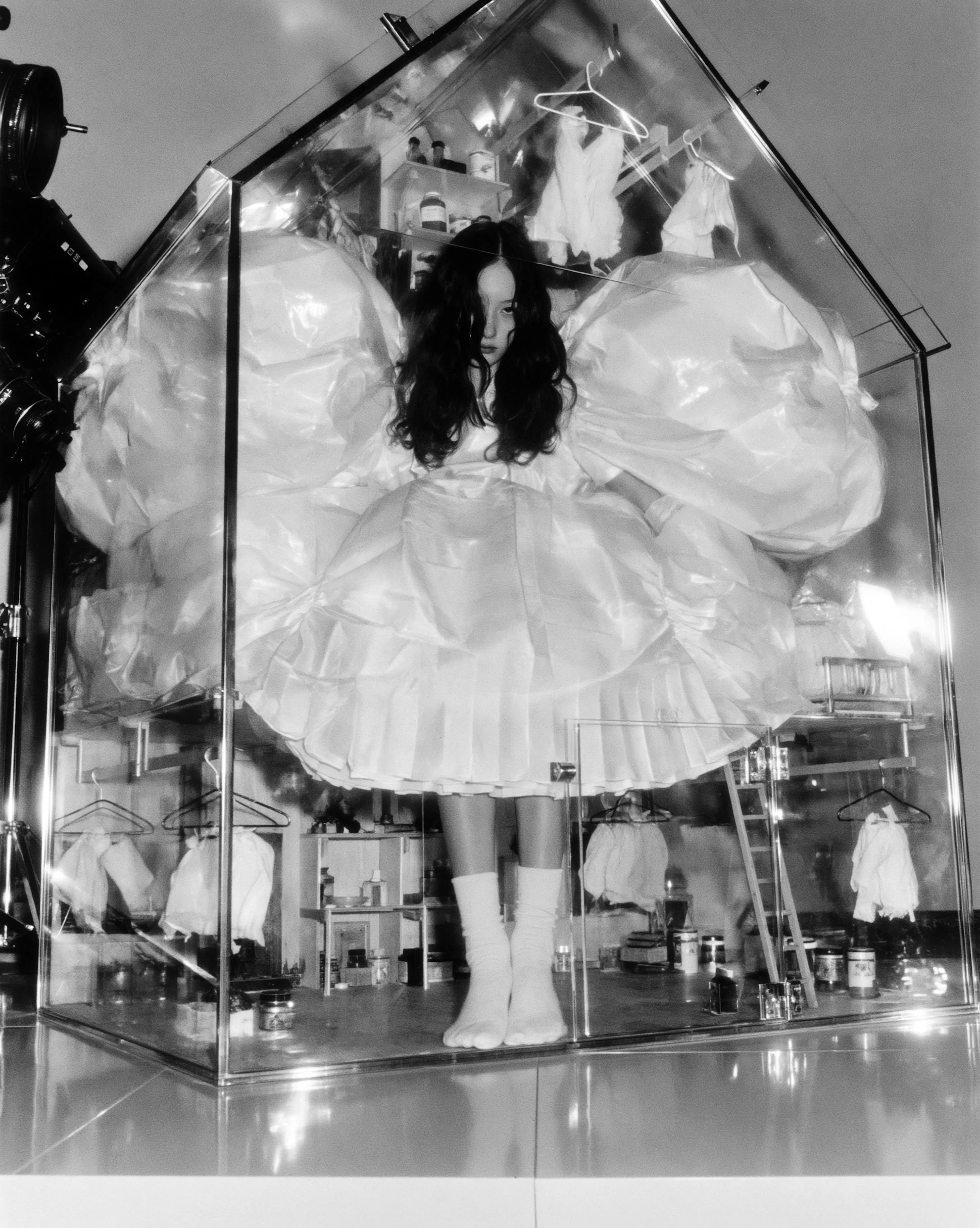 femme avec robe bouffante dans une maison de poupée