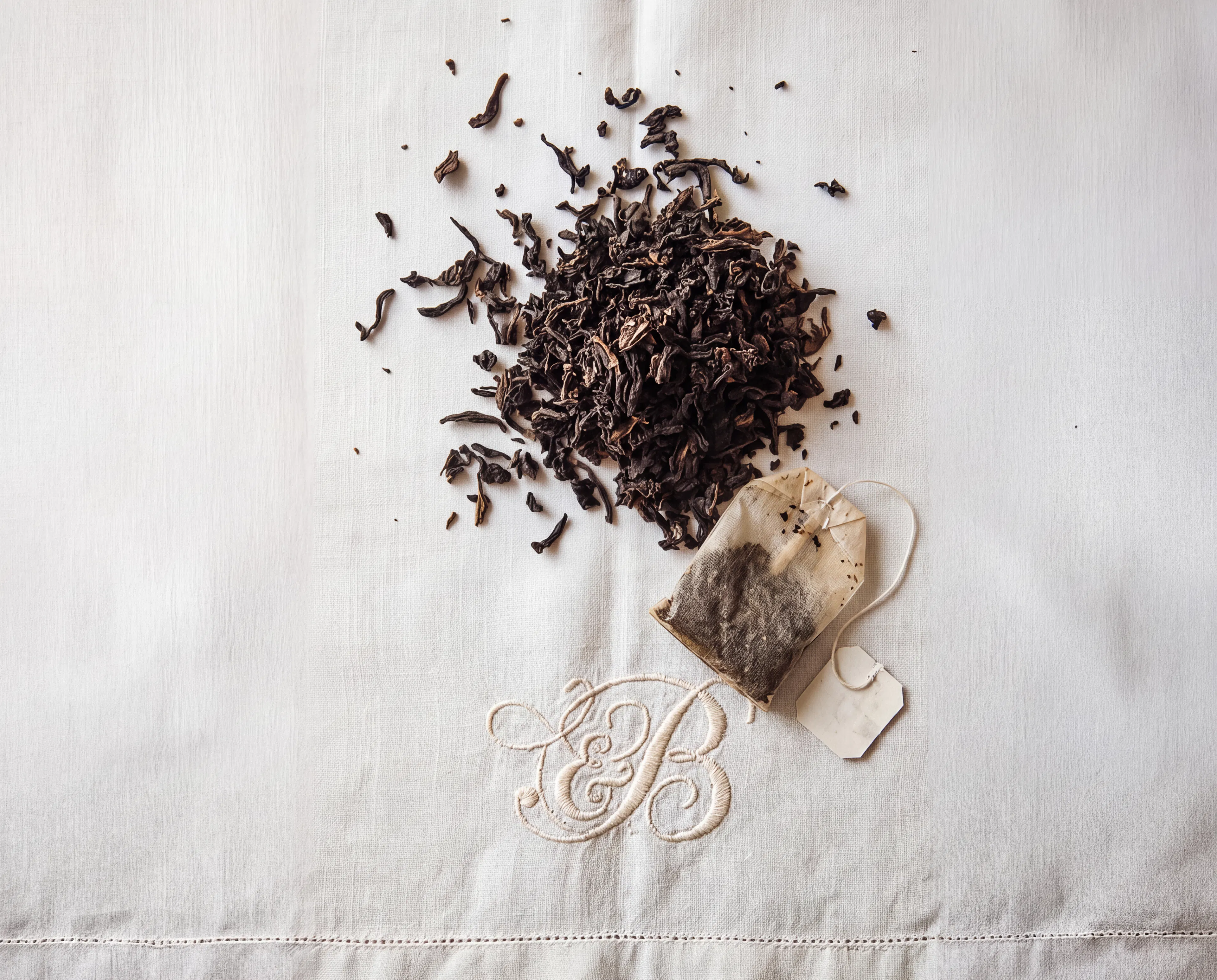 sachet de thé sur nappe blanche