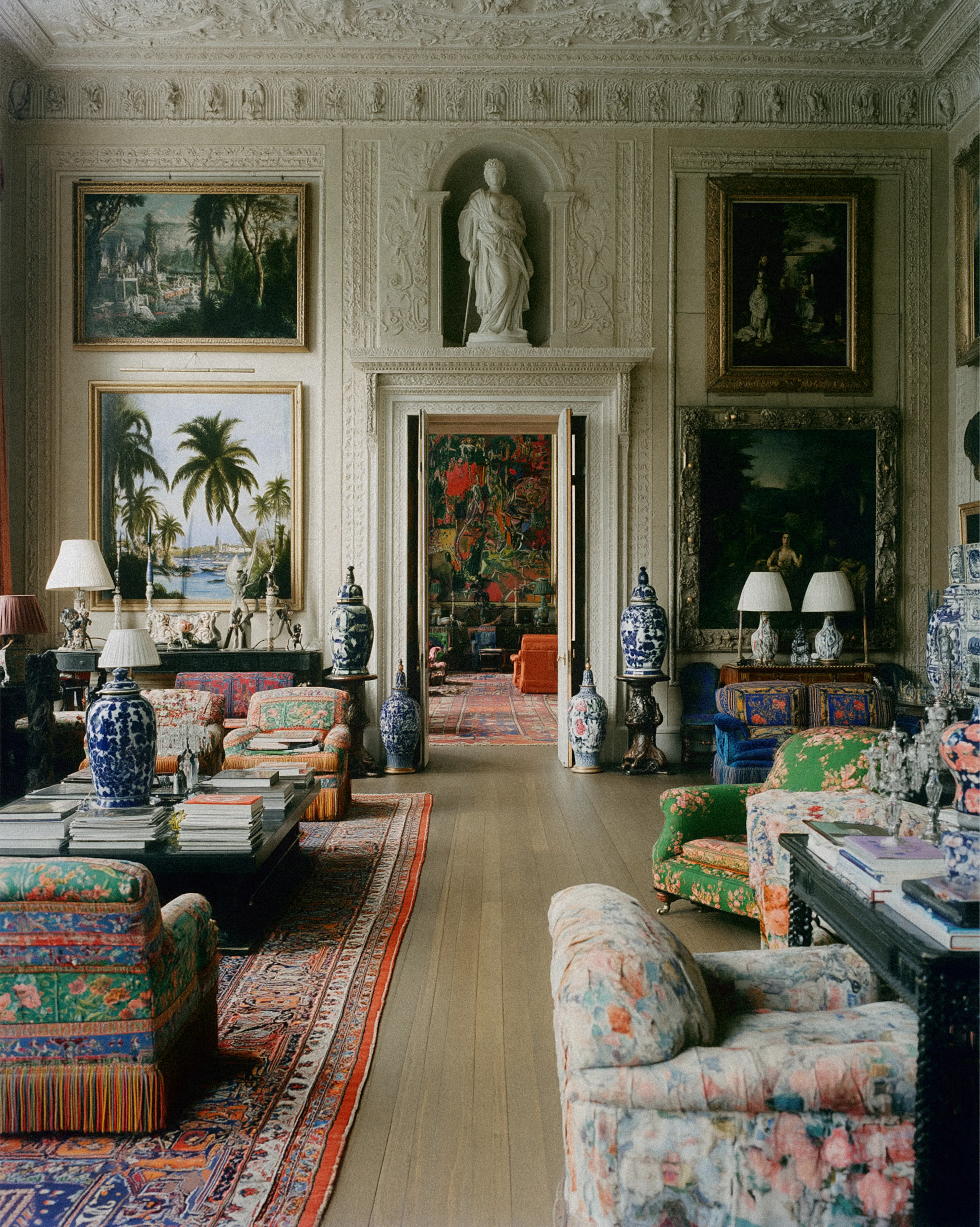salon avec meubles colorés