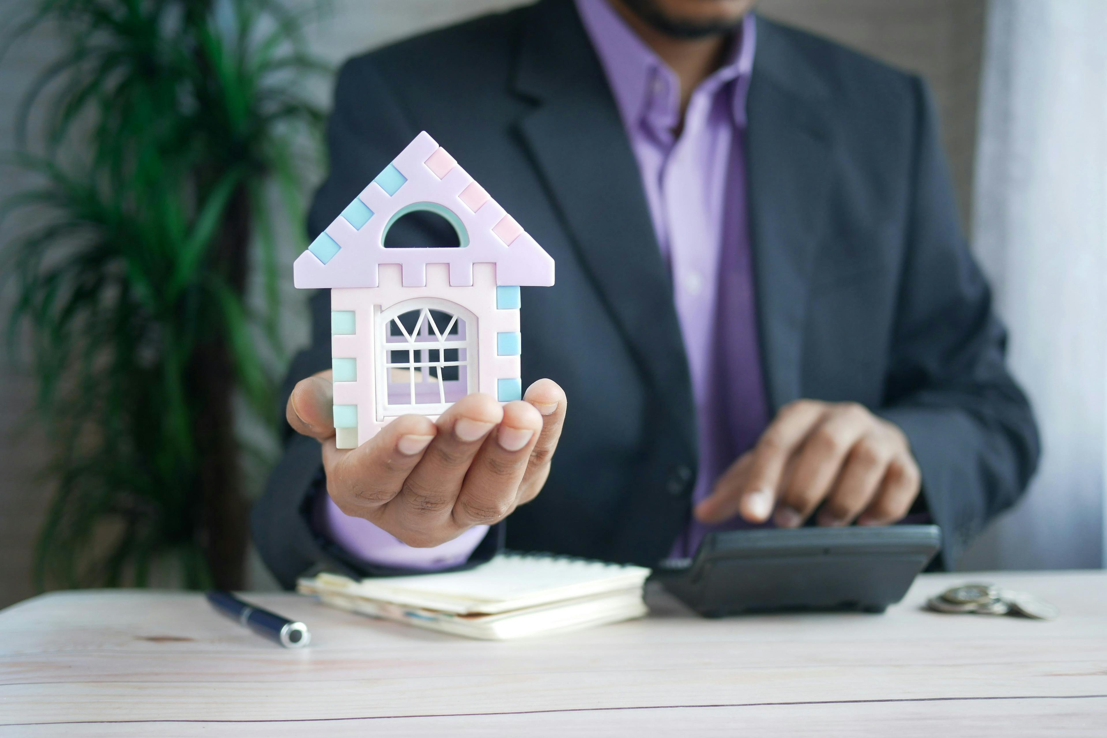 Picture of house in hand