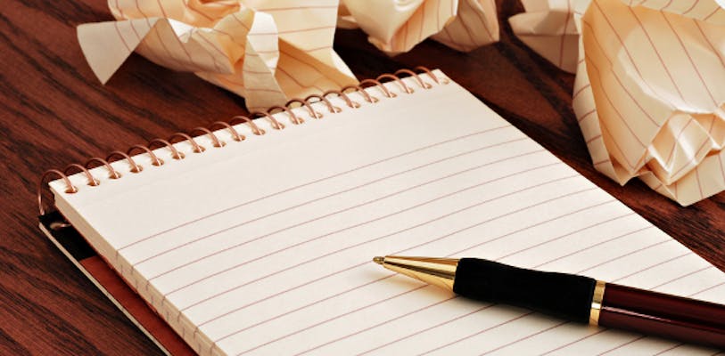 bloc de notas en blanco y bolígrafo