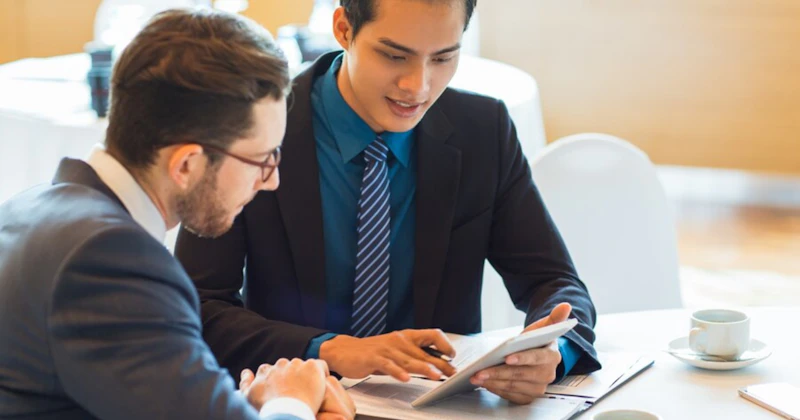 Senior vs junior sales person roles