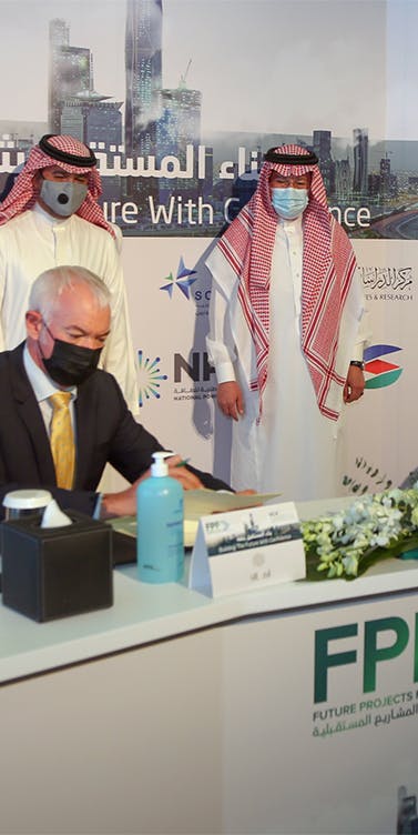ديفيد واتكينز رئيس تسليم المشاريع يوقع مذكرة تفاهم مع الهيئة السعودية للمقاولين