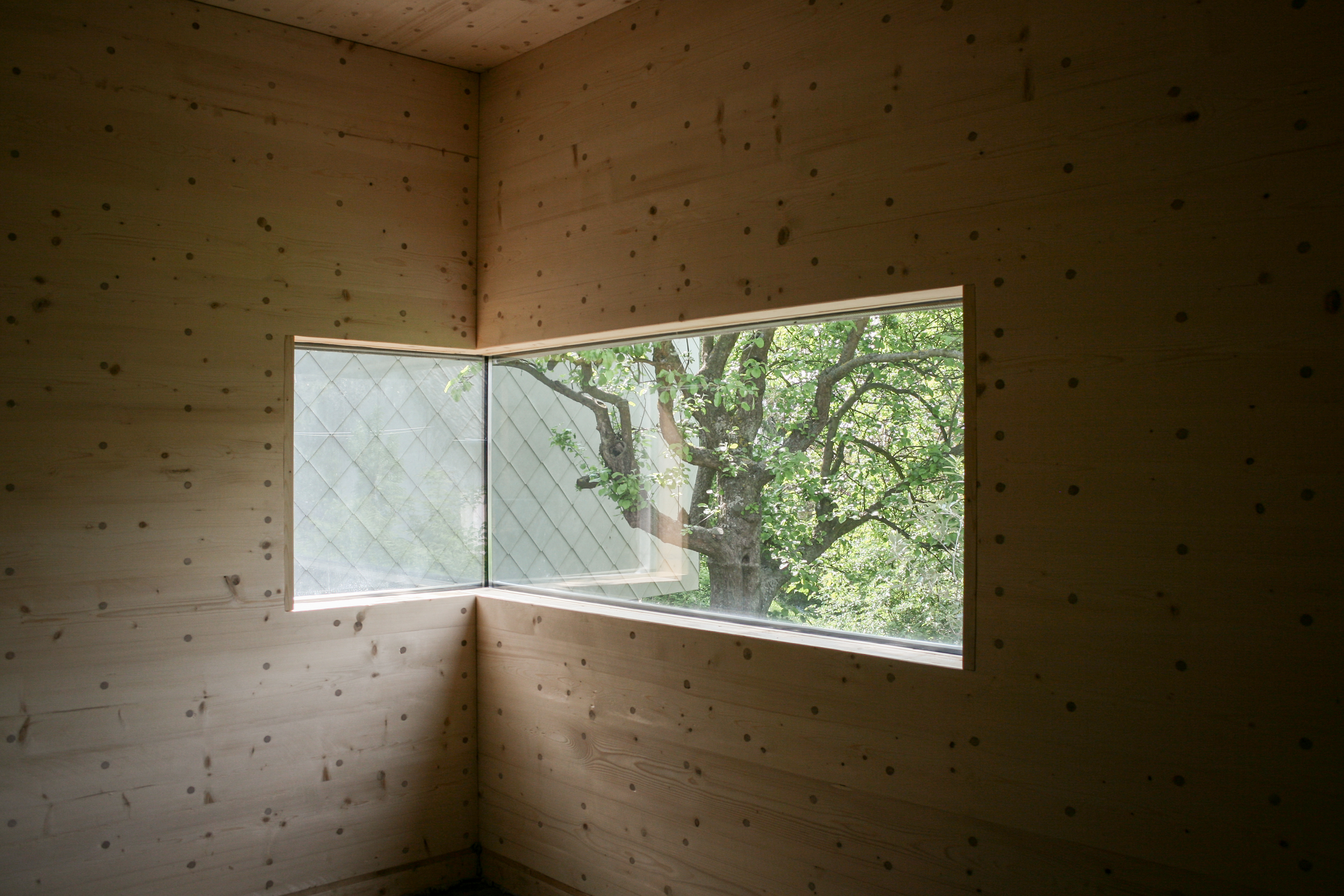 Das Eckfenster mit Blick in den Wald - Neubau eines Lofthauses in Monschau.