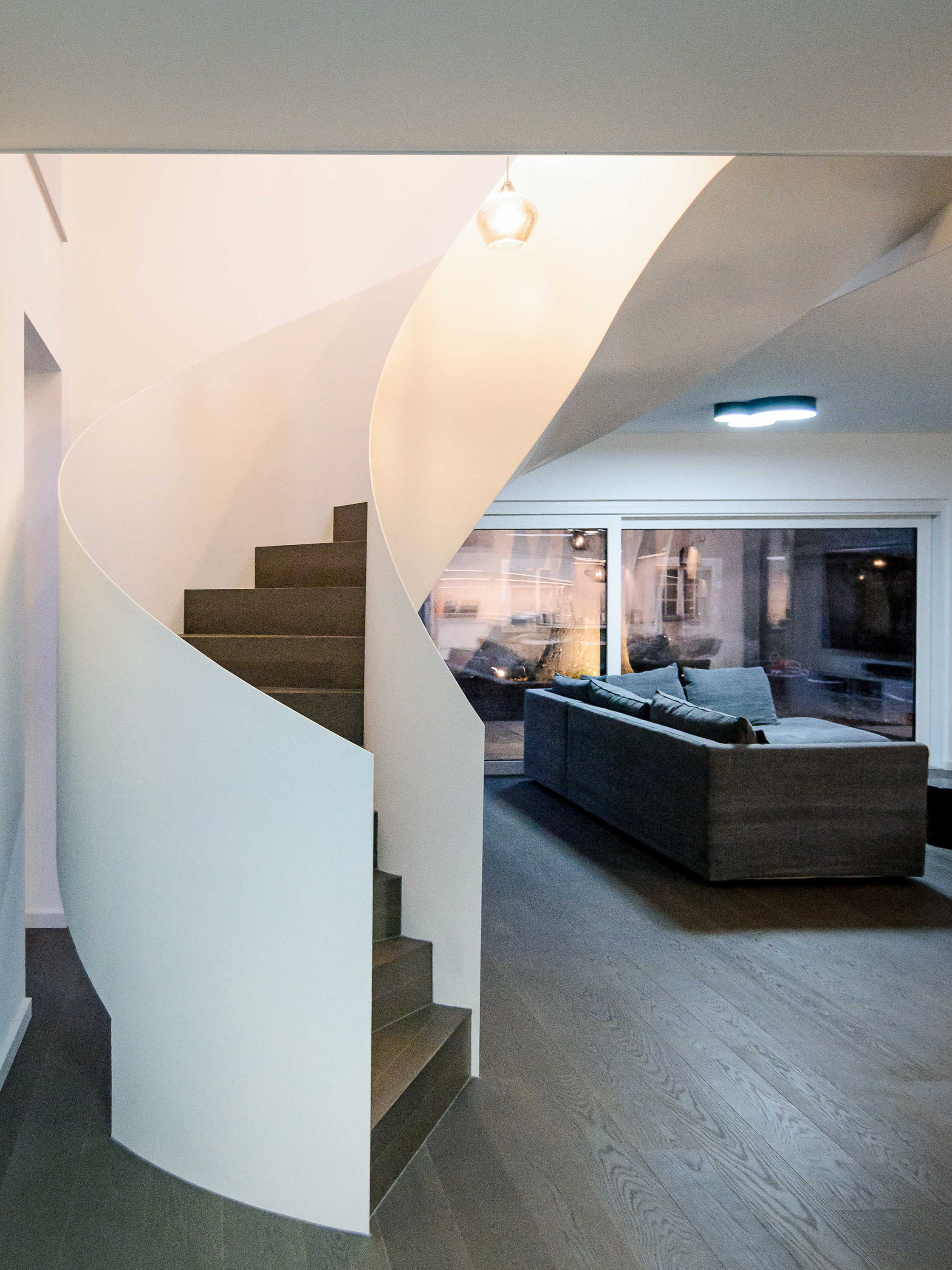 Der Blick vom Eingangsbereich in den Wohnbereich - Neubau eines Einfamilienhauses mit Einliegerwohnung in Köln-Dellbrück.