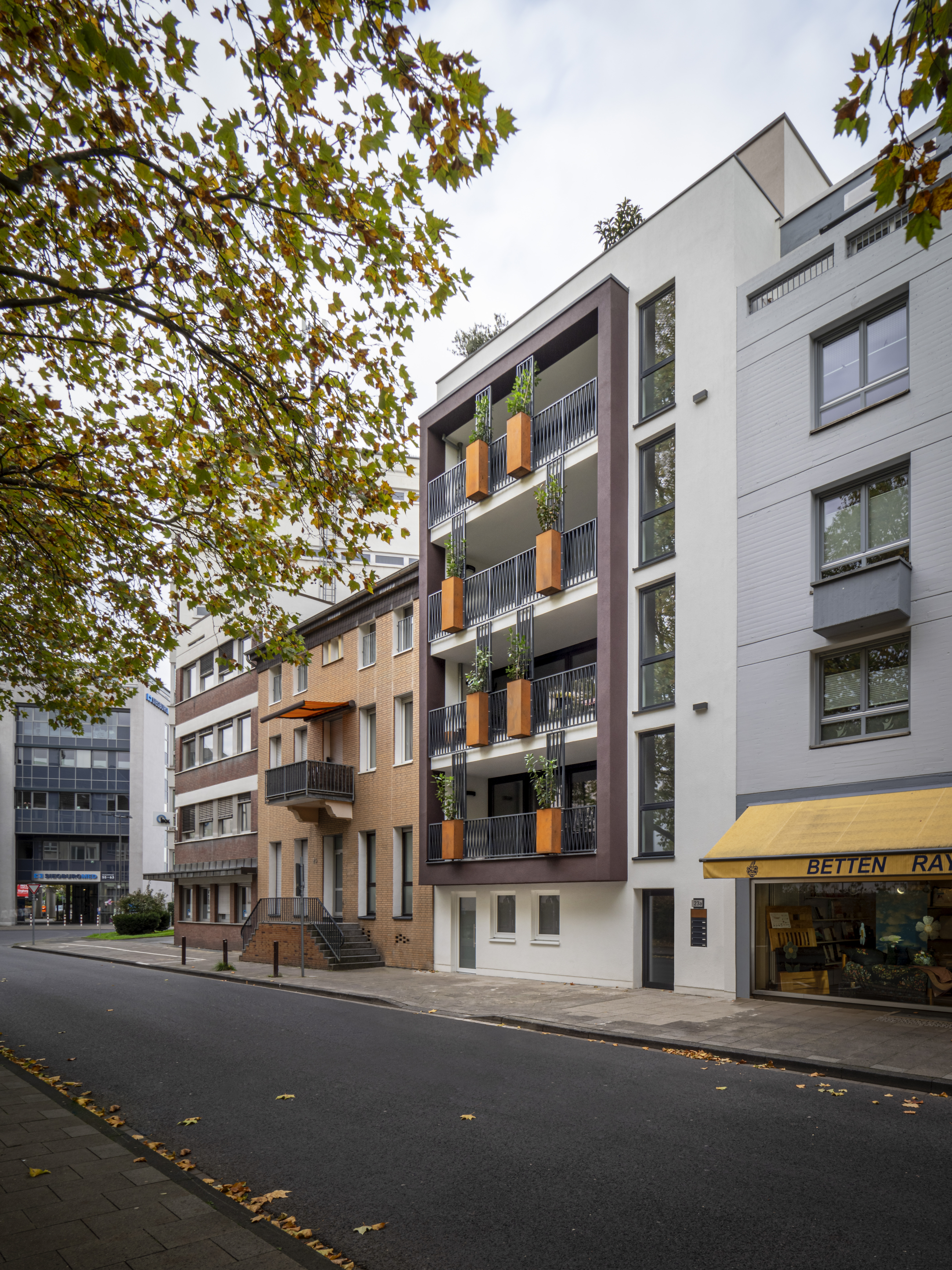 Die Frontansicht des Mehrfamilienhauses - Neubau eines Mehrfamilienhauses in Siegburg.