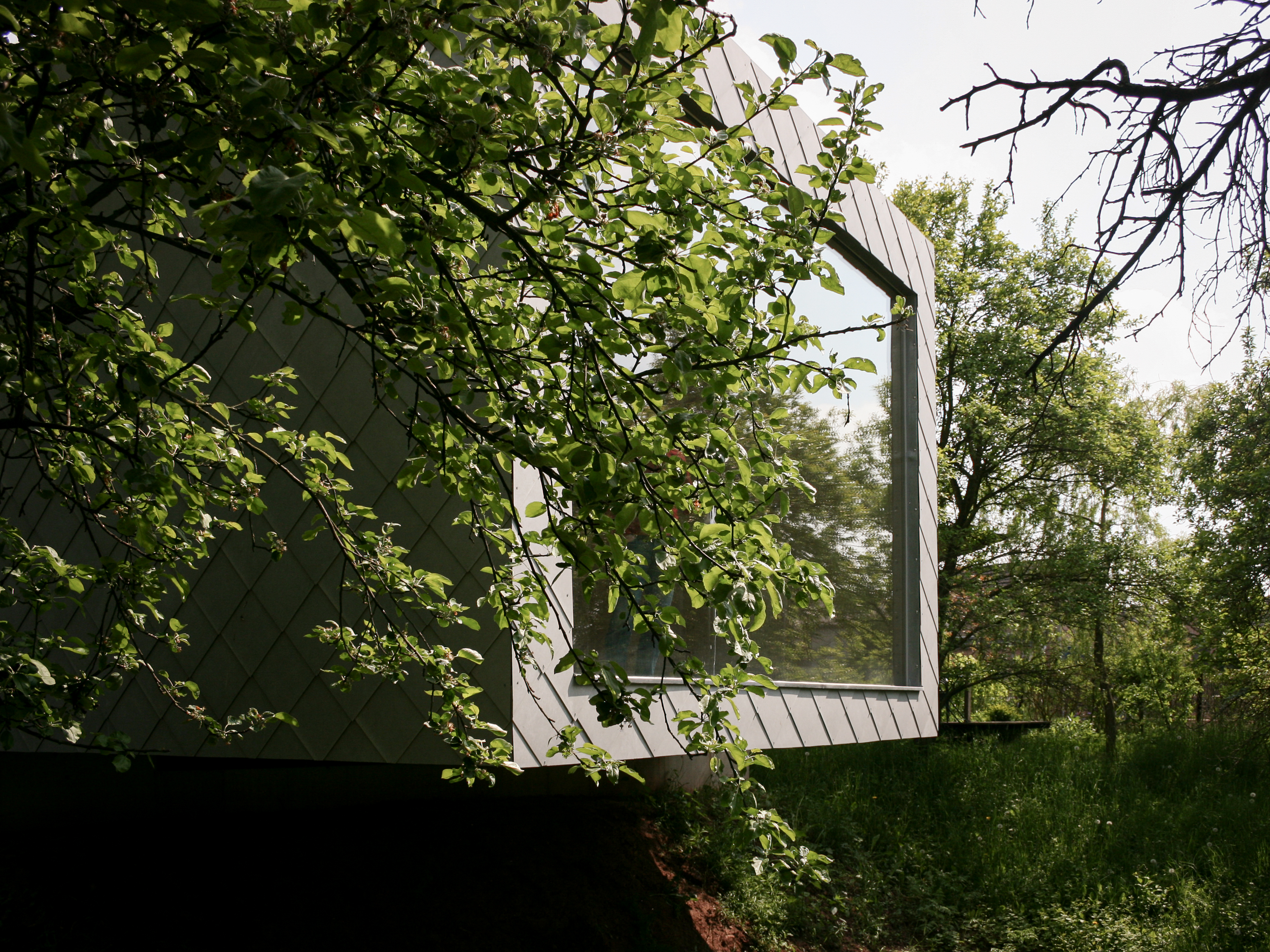 Das auskragende Bauteil im Grünen - Neubau eines Lofthauses in Monschau.
