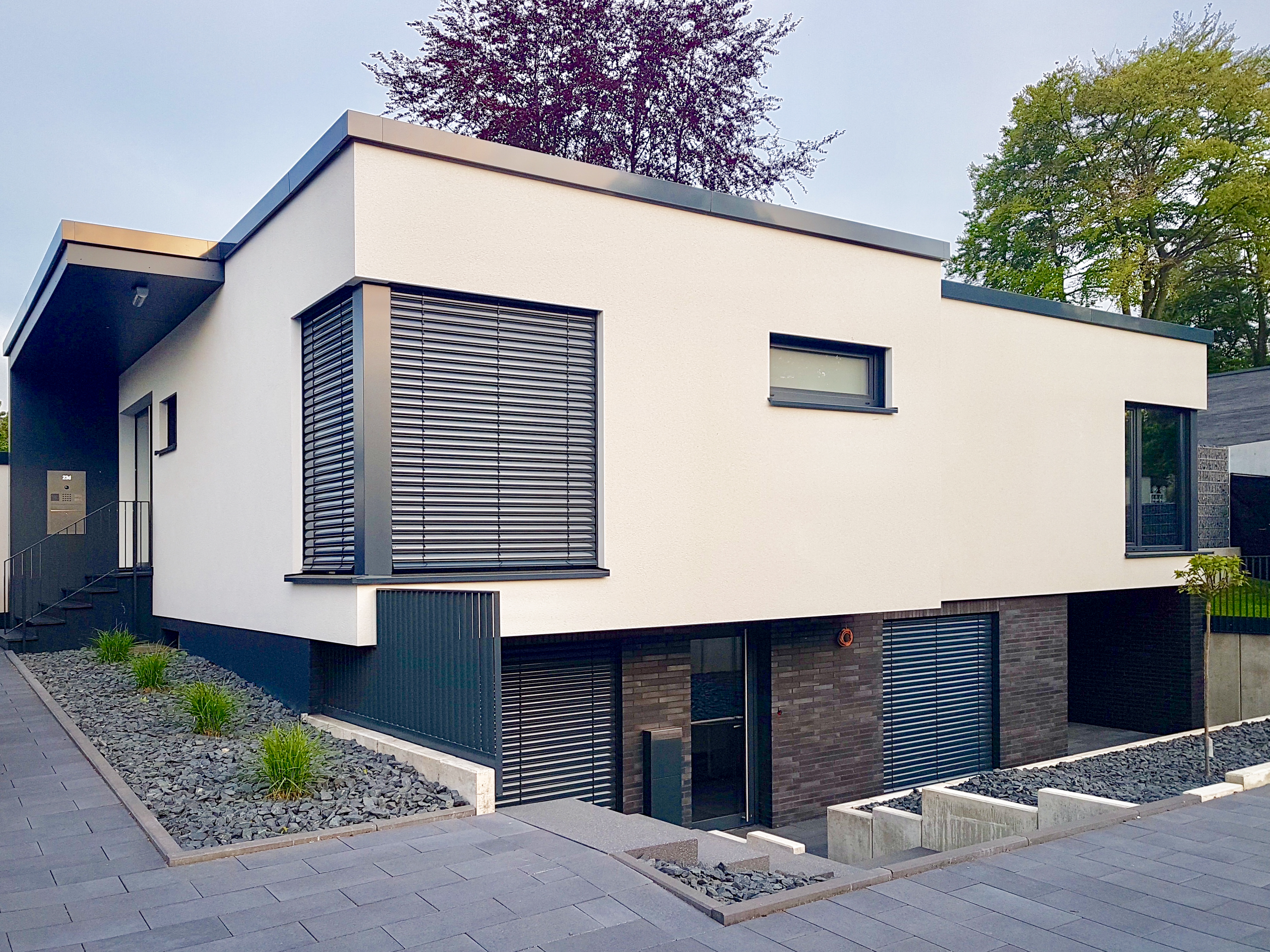 Die Einfahrt und der Zugang zum Haus - Umbau eines Einfamilienhauses in Bottrop.
