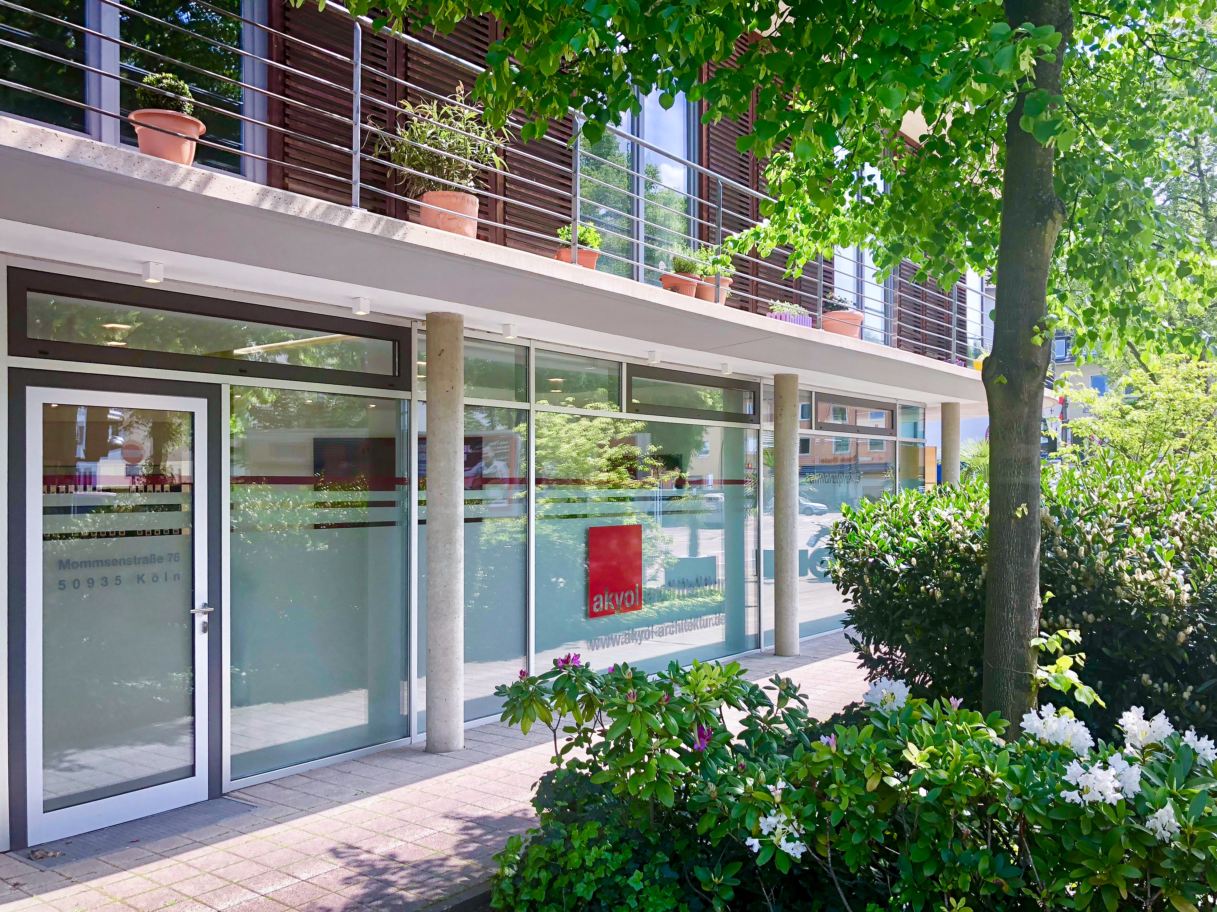 Außenansicht mit Zugang zum Büro - Umbau der Büroräume in Köln-Lindenthal.
