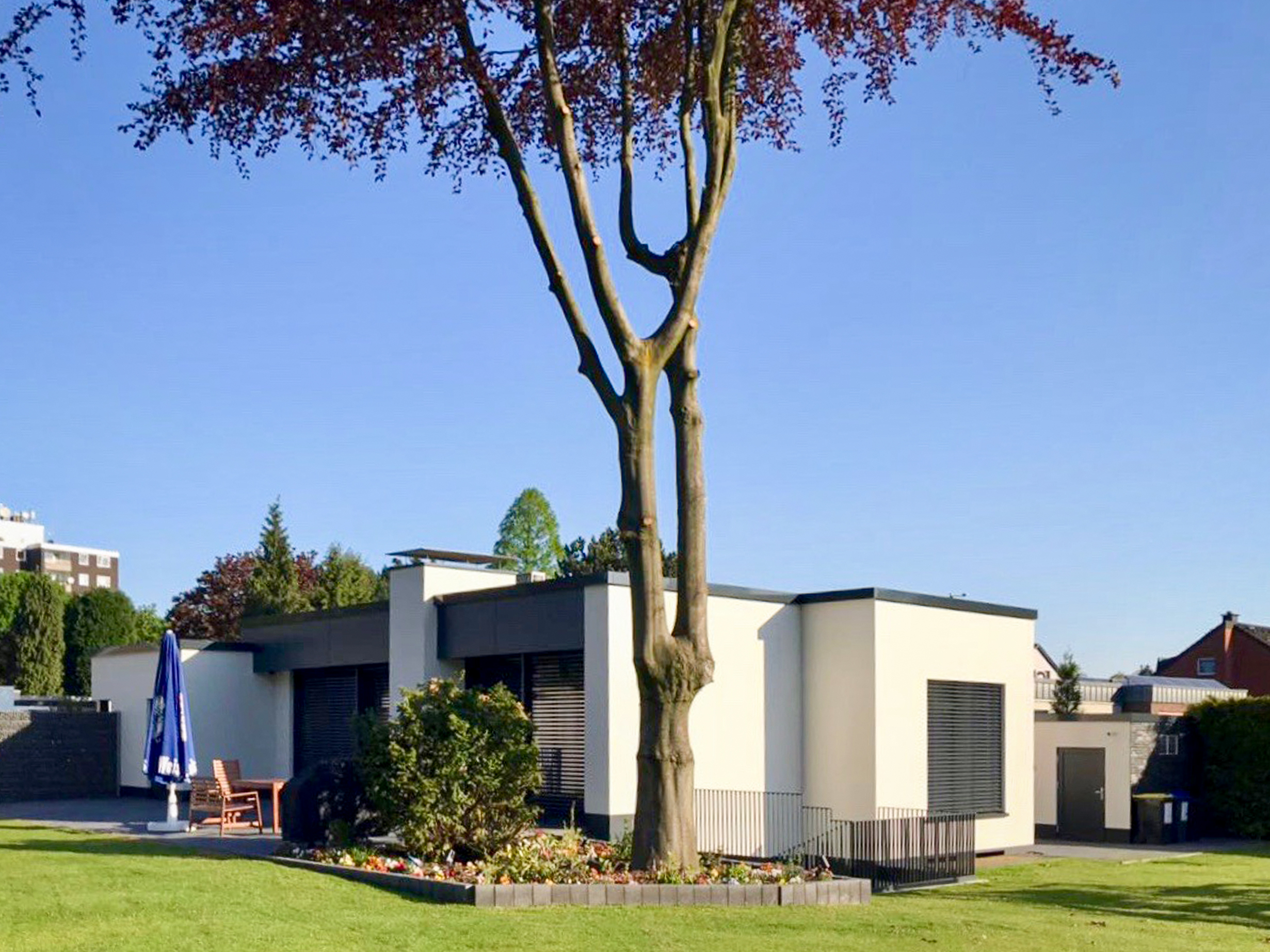 Außenansicht vom Garten - Umbau eines Einfamilienhauses in Bottrop.
