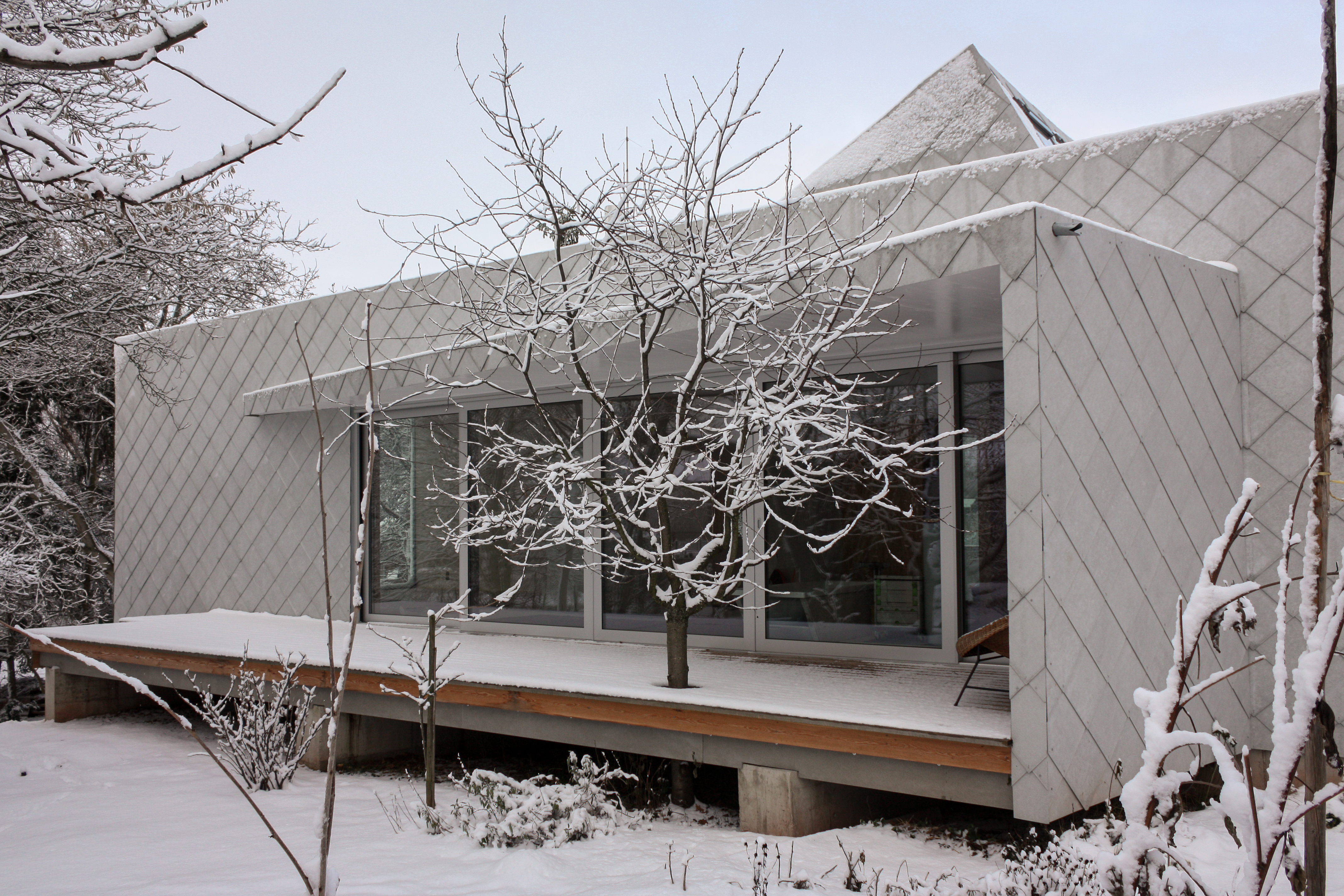 Die schneebedeckte Terrasse - Neubau eines Lofthauses in Monschau.