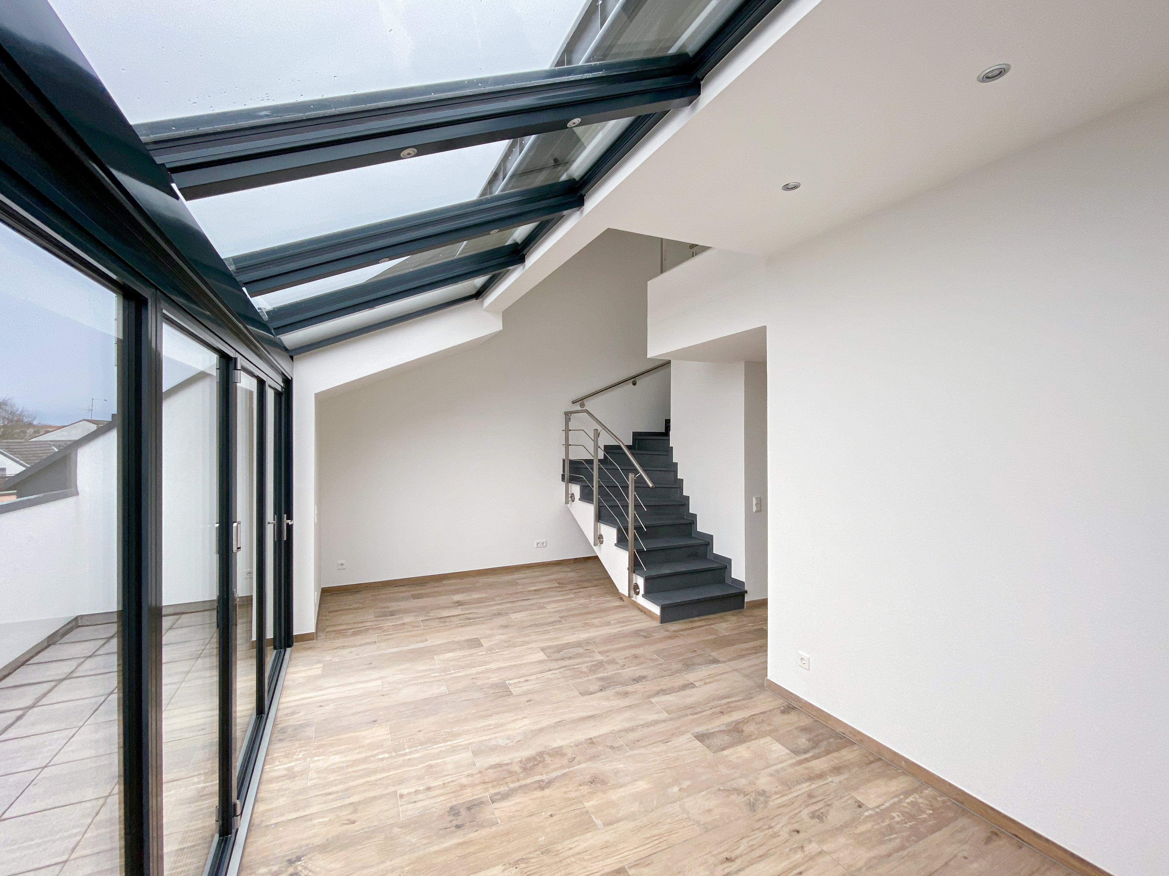 Lichtdurchfluteter Wohnraum, vollverglast zur Dachterrasse hin - Neubau eines Mehrfamilienhauses in der Kaiserstraße in Siegburg.