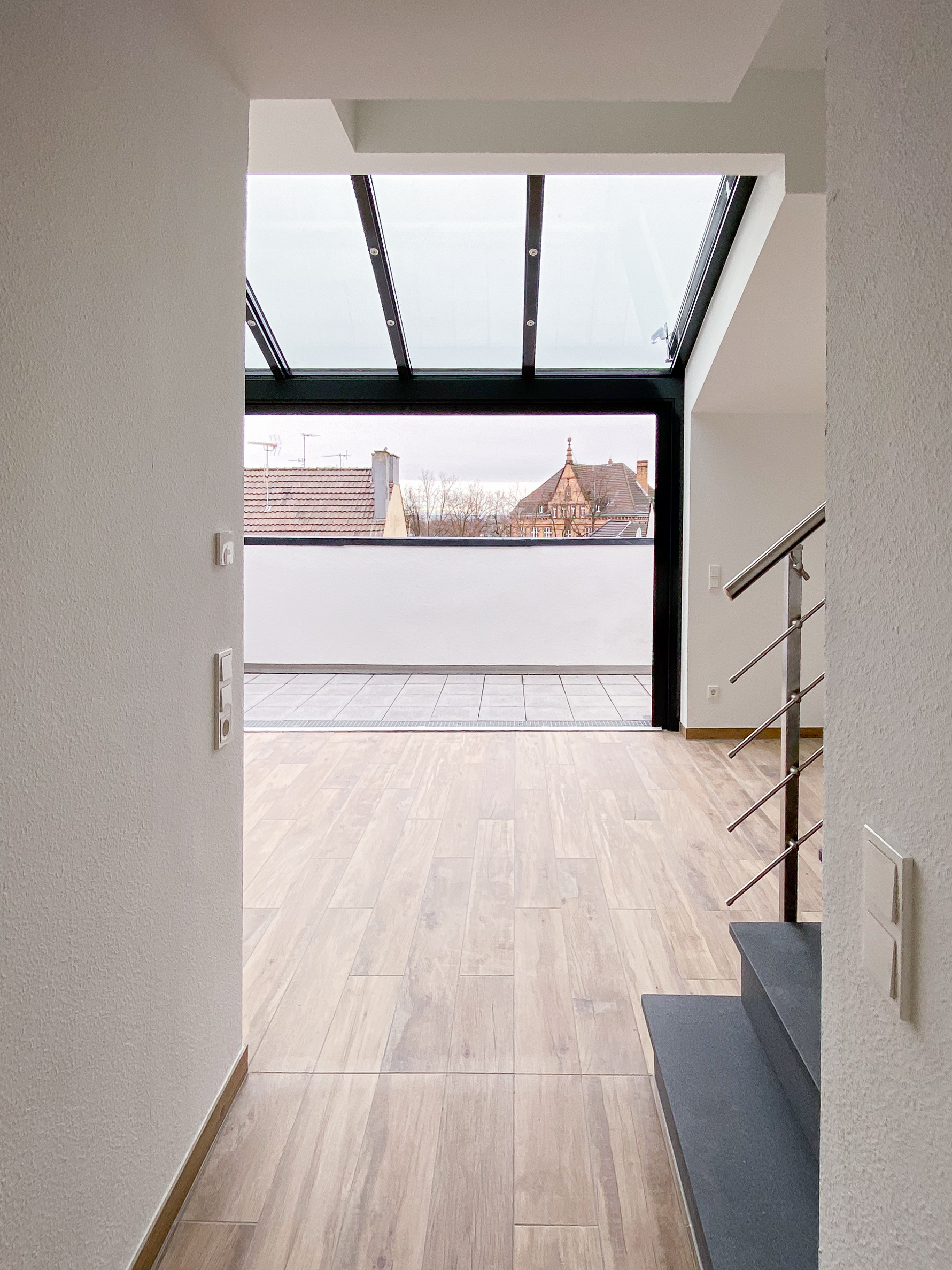 Der Blick durch die Wohnräume zur Dachterrasse - Neubau eines Mehrfamilienhauses in der Kaiserstraße in Siegburg.