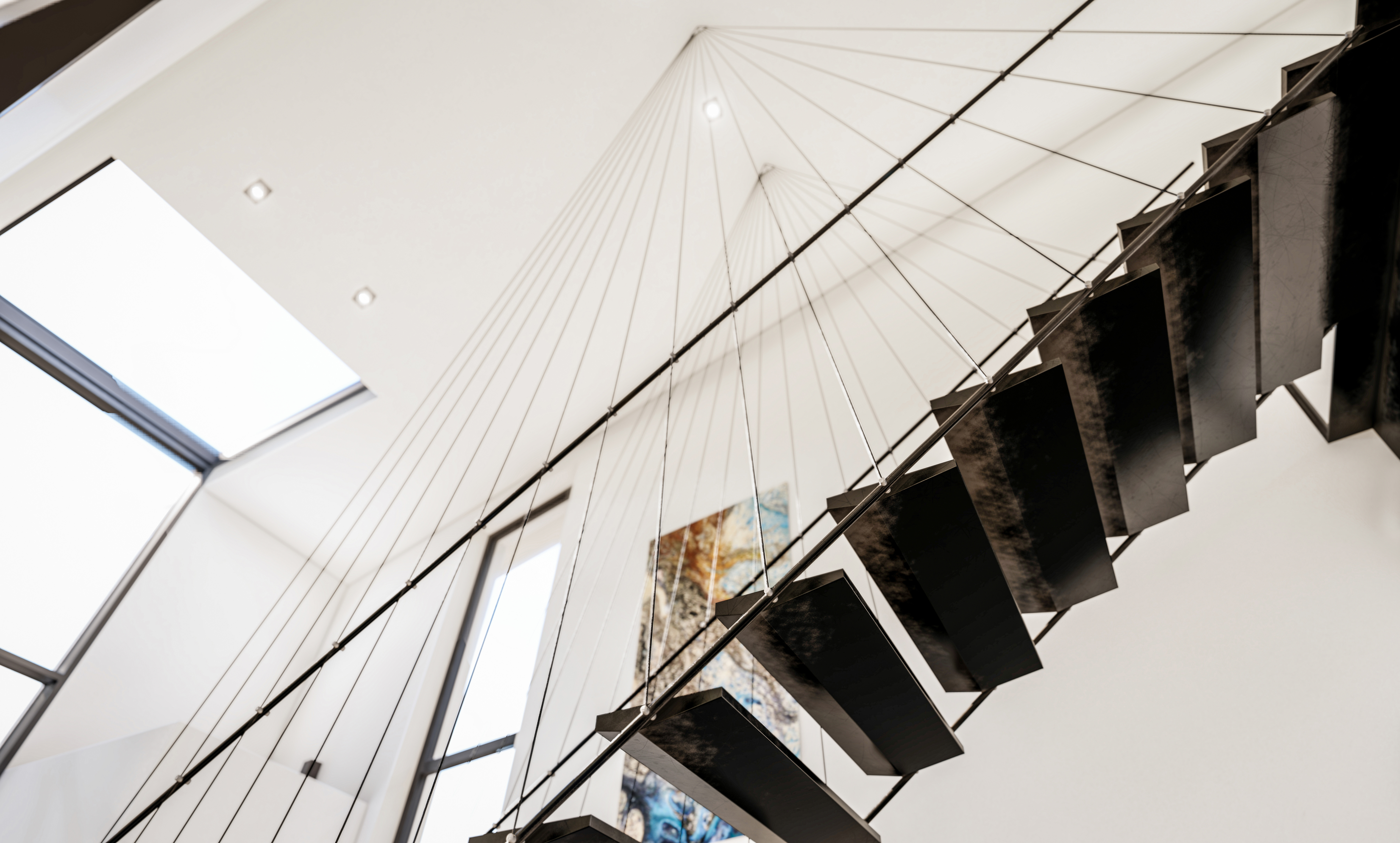 Die Aufhängung der filigranen Treppe zum Obergeschoss - Neubau eines Einfamilienhauses in Moers.