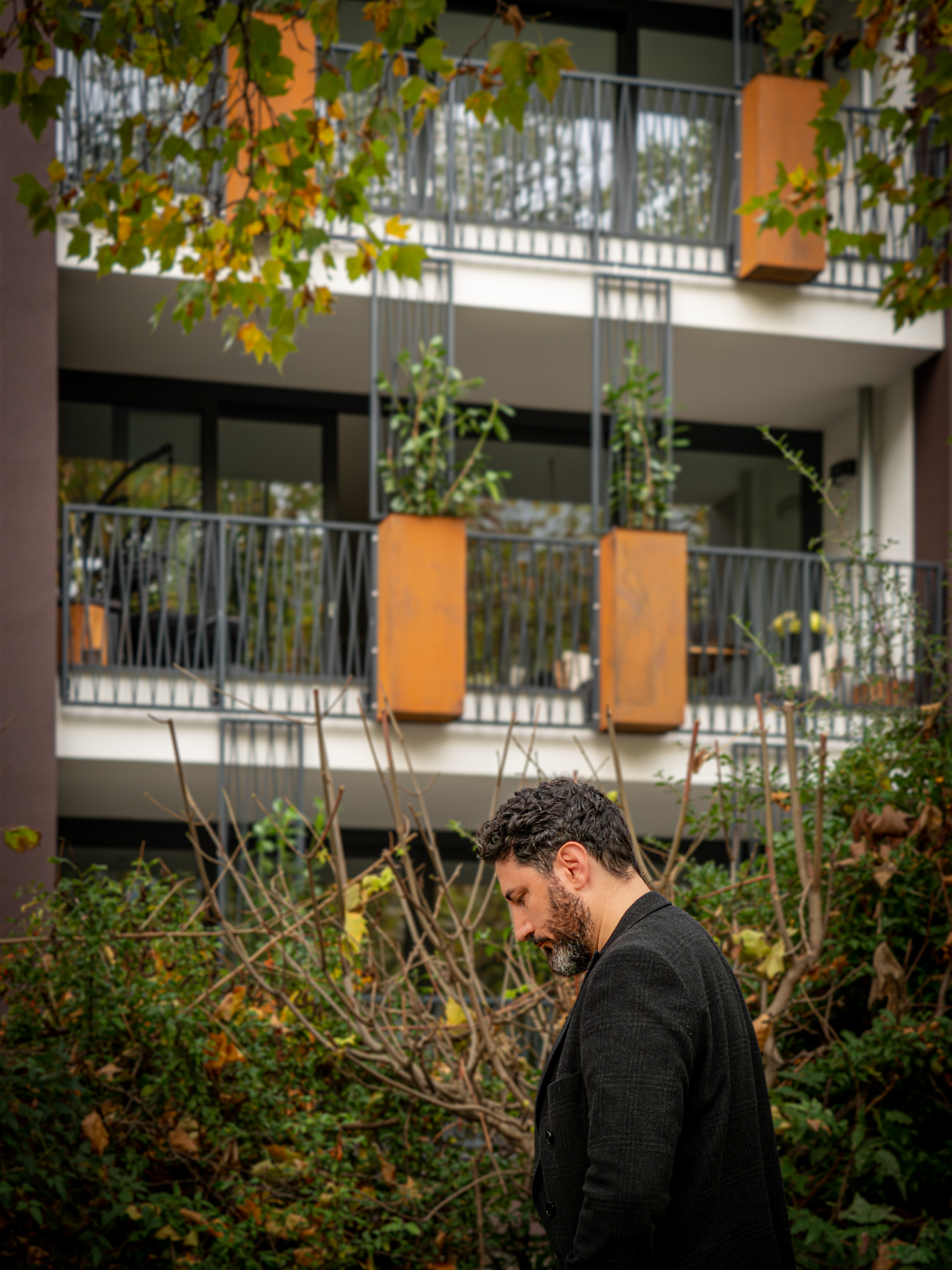 Der Architekt Veysel Akyol vor der Fassade des Mehrfamilienhauses in der Bahnhofstraße in Siegburg.