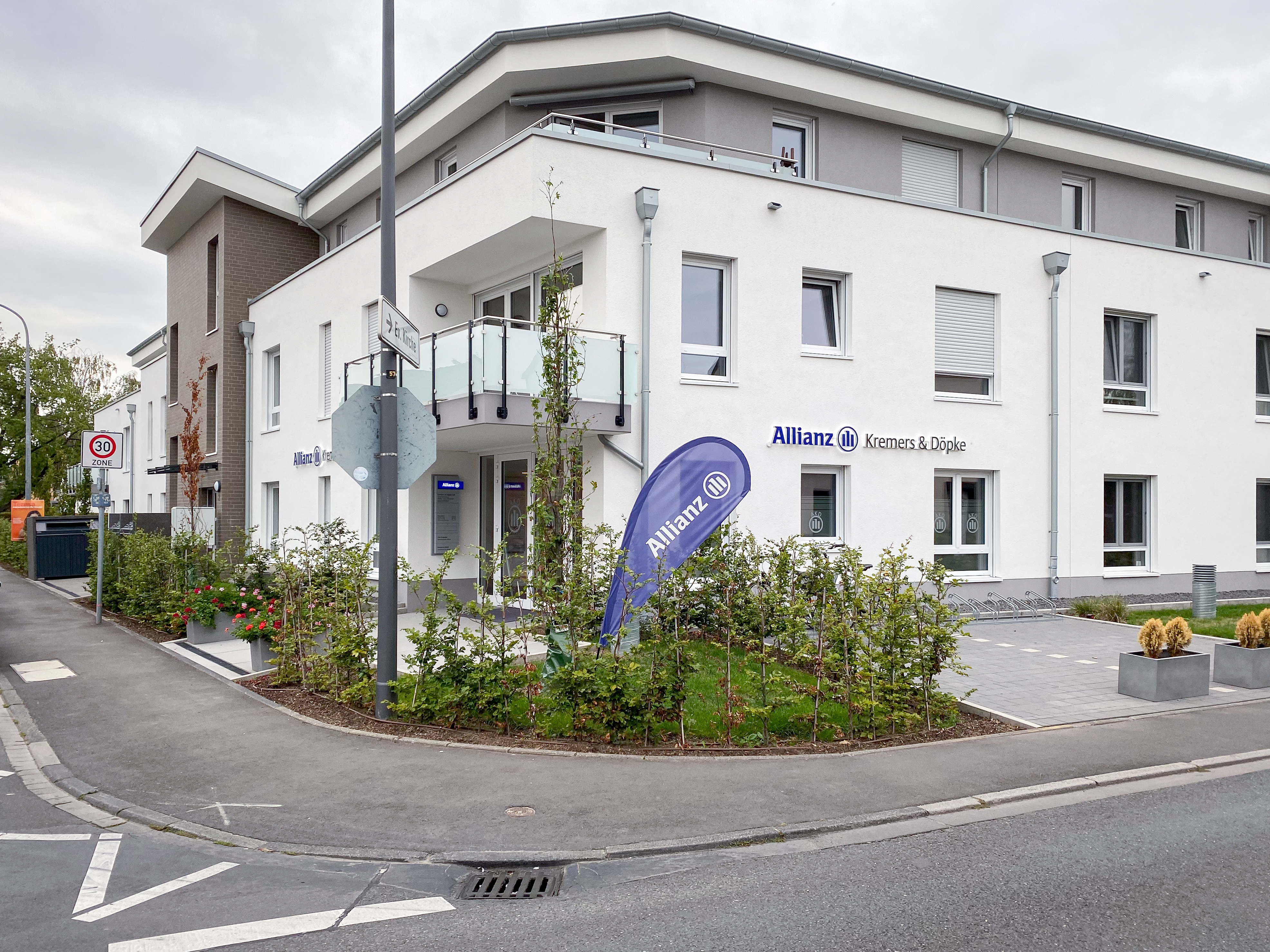 Der begrünte Eingangsbereich - Neubau der Büroräume der Allianz Versicherung in Köln-Widdersdorf.

