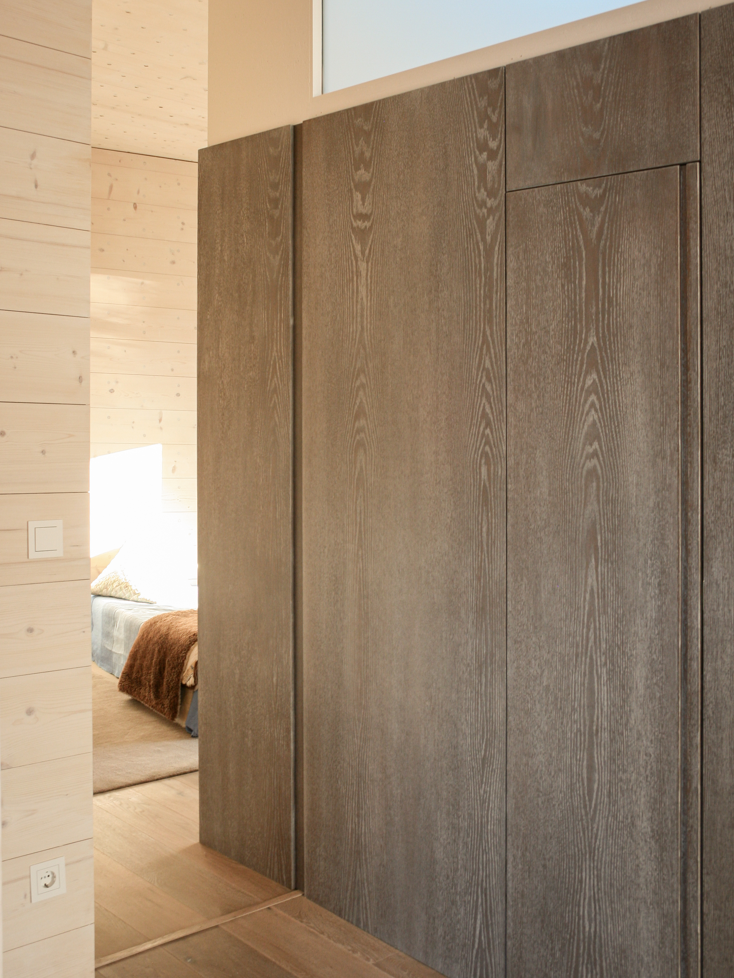 Ein Einbauschrank als räumliche Trennung - Neubau eines Lofthauses in Monschau.