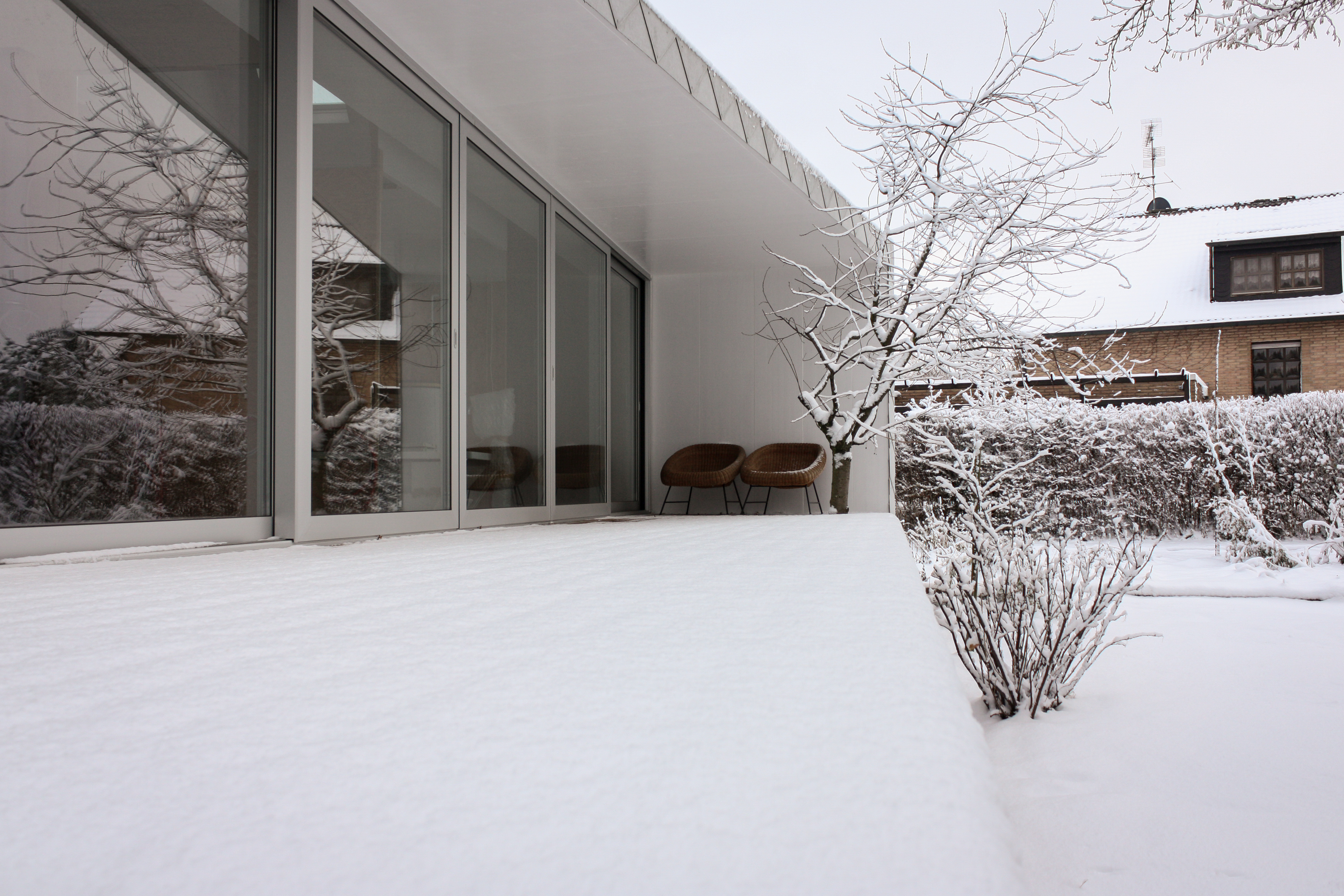 Die Terrasse im Winter - Neubau eines Lofthauses in Monschau.