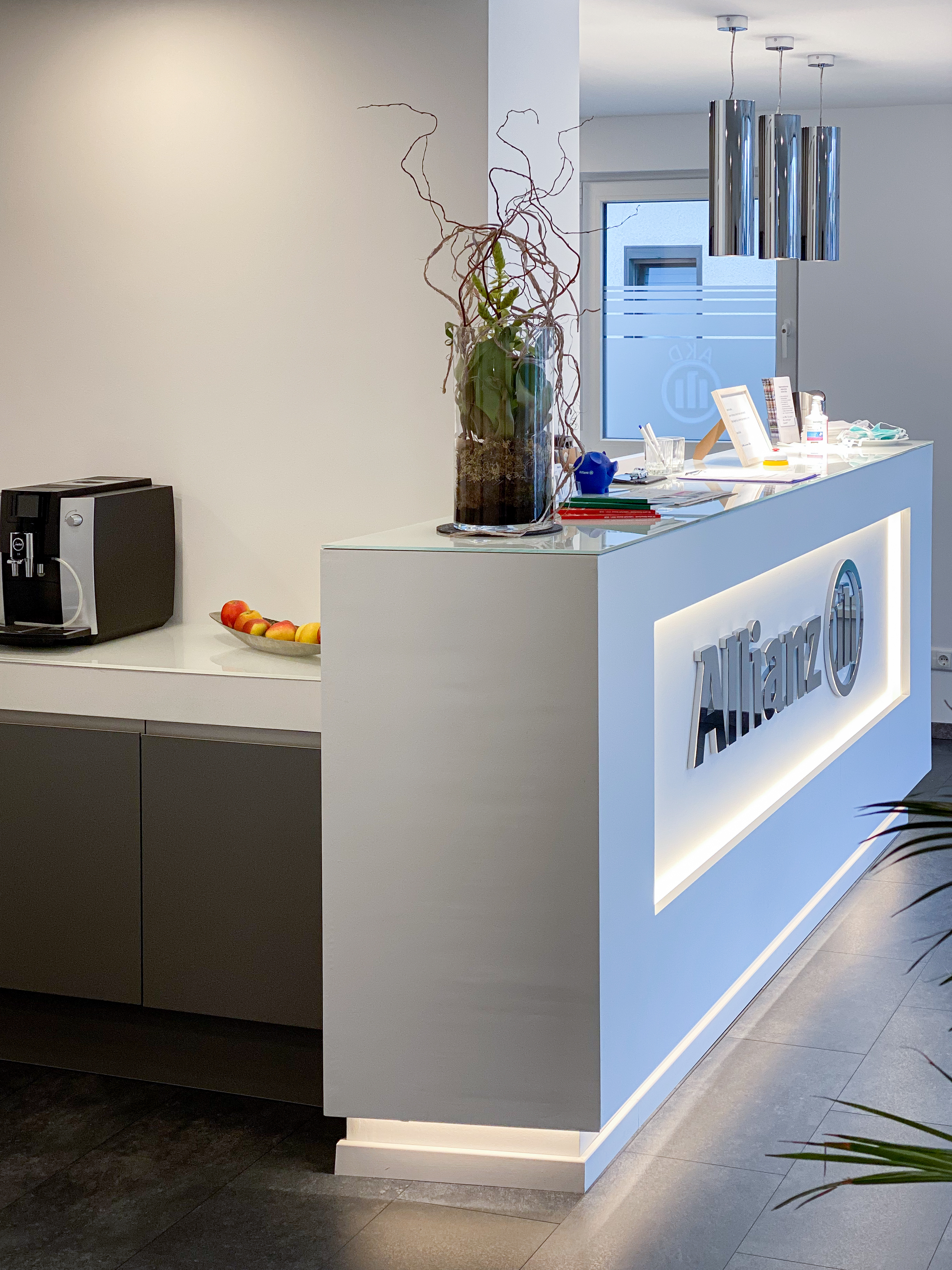 Der Empfangsdesk - Neubau der Büroräume der Allianz Versicherung in Köln-Widdersdorf.

