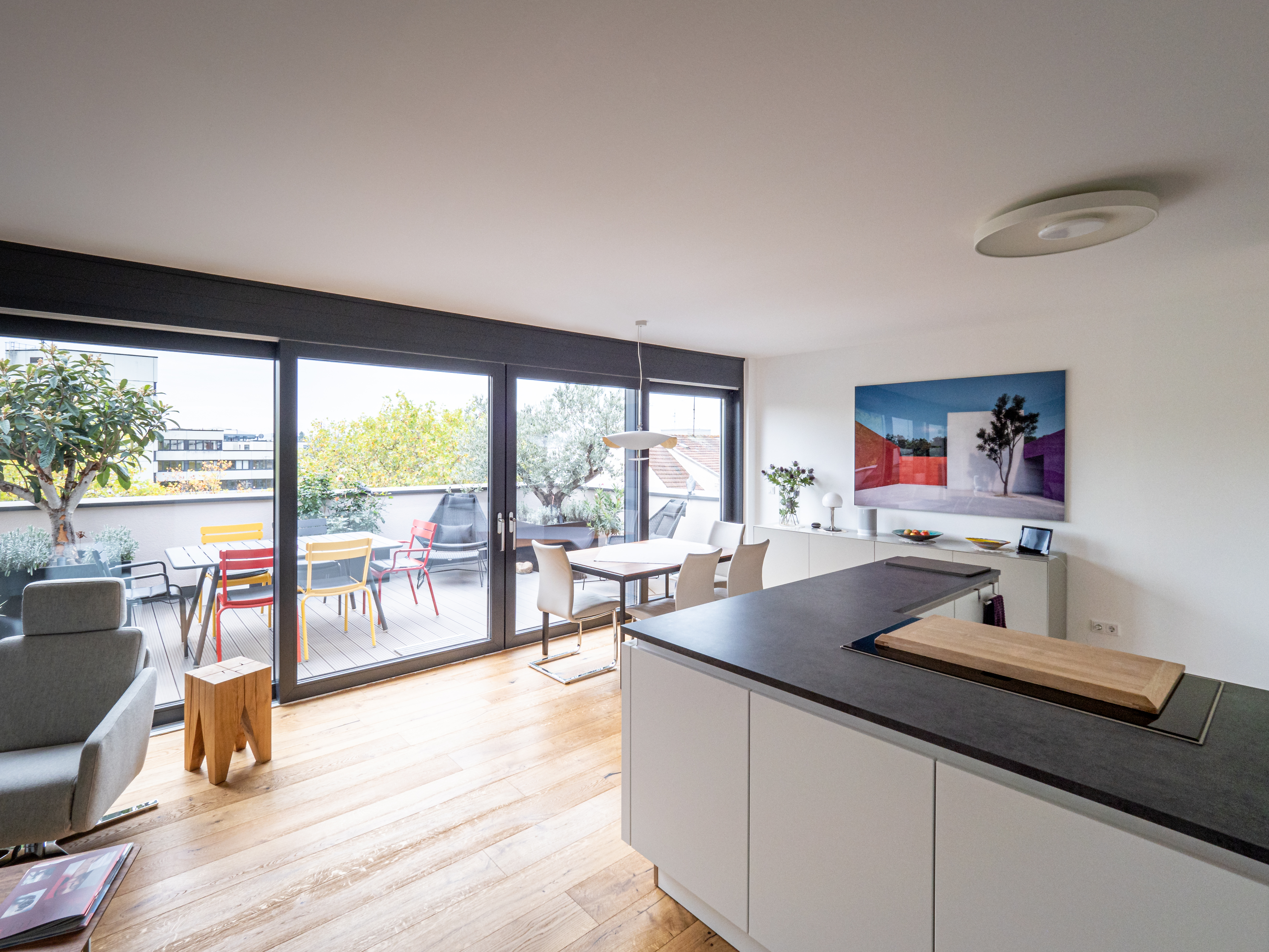 Der großzügige und offen gestaltete Wohn-, Koch- und Essbereich zur Dachterrasse hin - Neubau eines Mehrfamilienhauses in Siegburg.