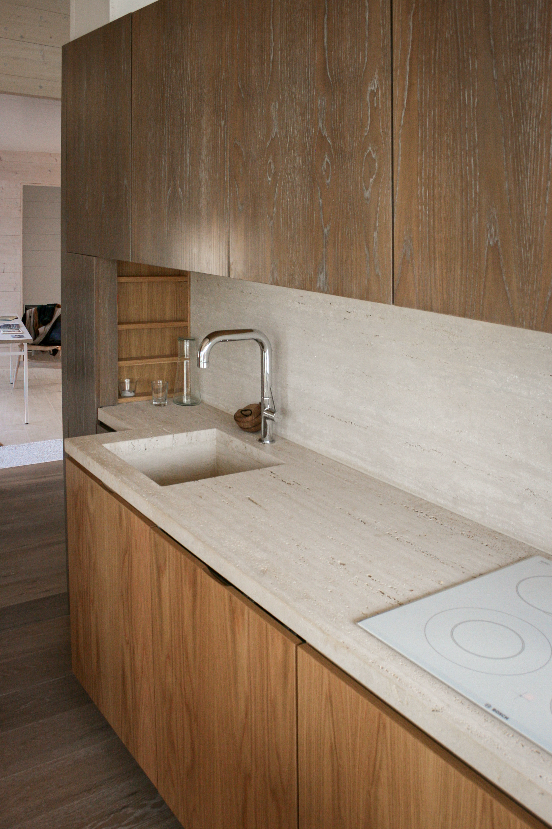 Die Küchenzeile mit integrierten Möbeln - Neubau eines Lofthauses in Monschau.