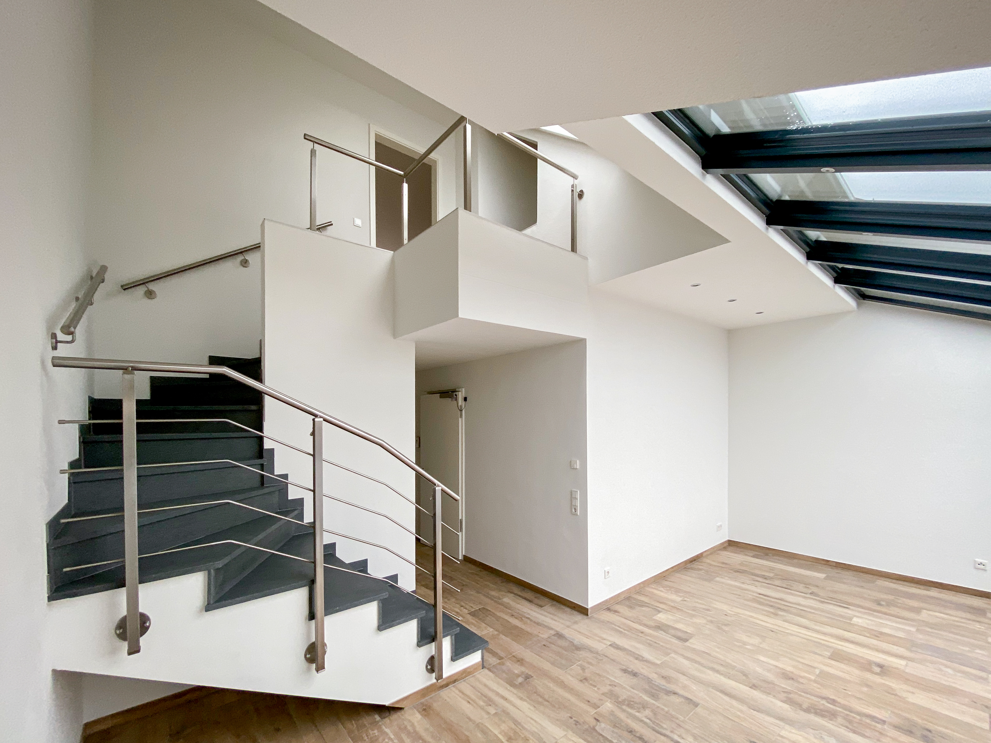 Der Treppenaufgang in der Dachgeschosswohnung - Neubau eines Mehrfamilienhauses in der Kaiserstraße in Siegburg.