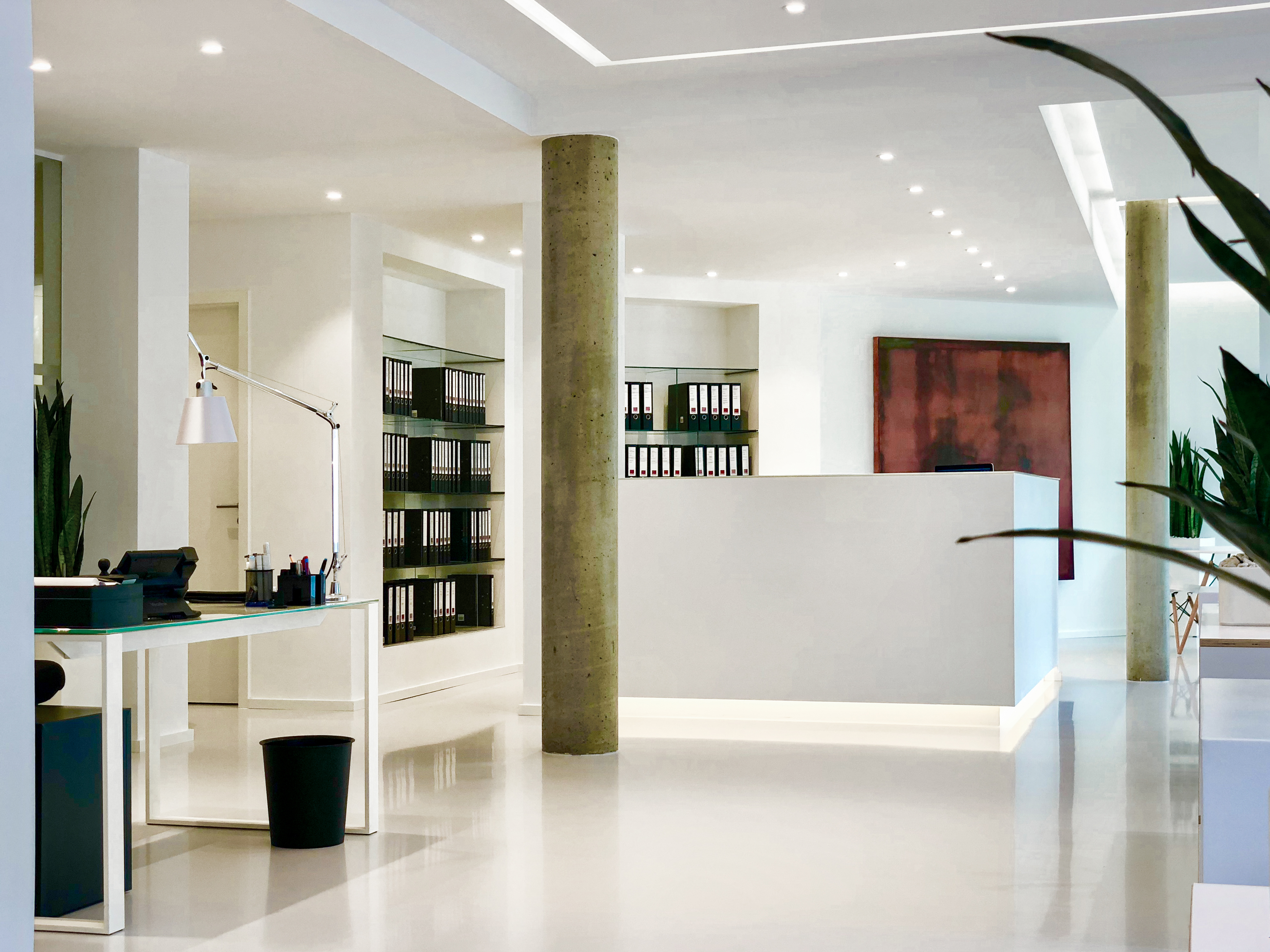 Empfang und offener Arbeitsbereich - Umbau der Büroräume in Köln-Lindenthal.
