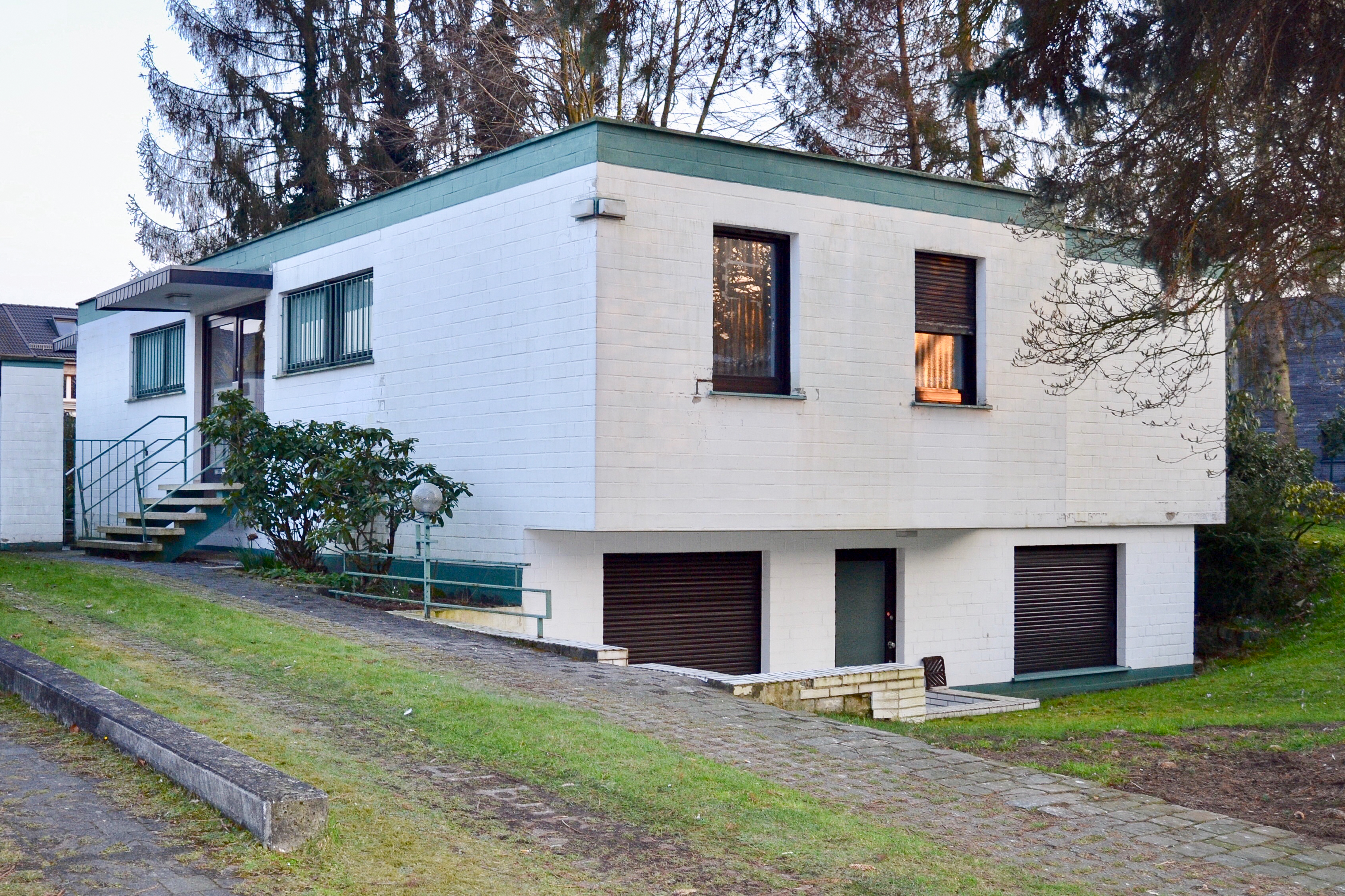 Vor dem Umbau - Der Eingangsbereich - Umbau eines Einfamilienhauses in Bottrop.
